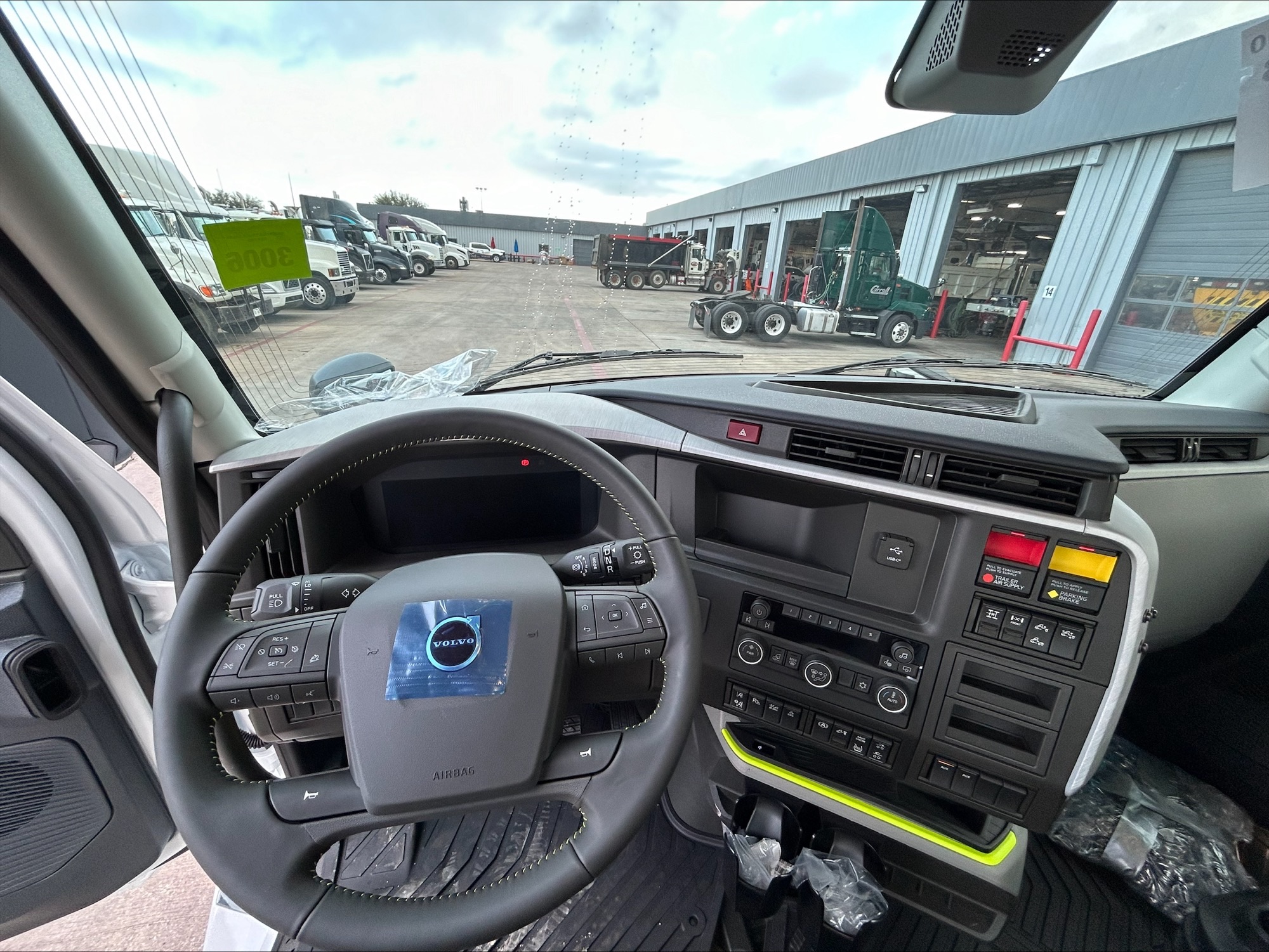 2025 Volvo - image 8