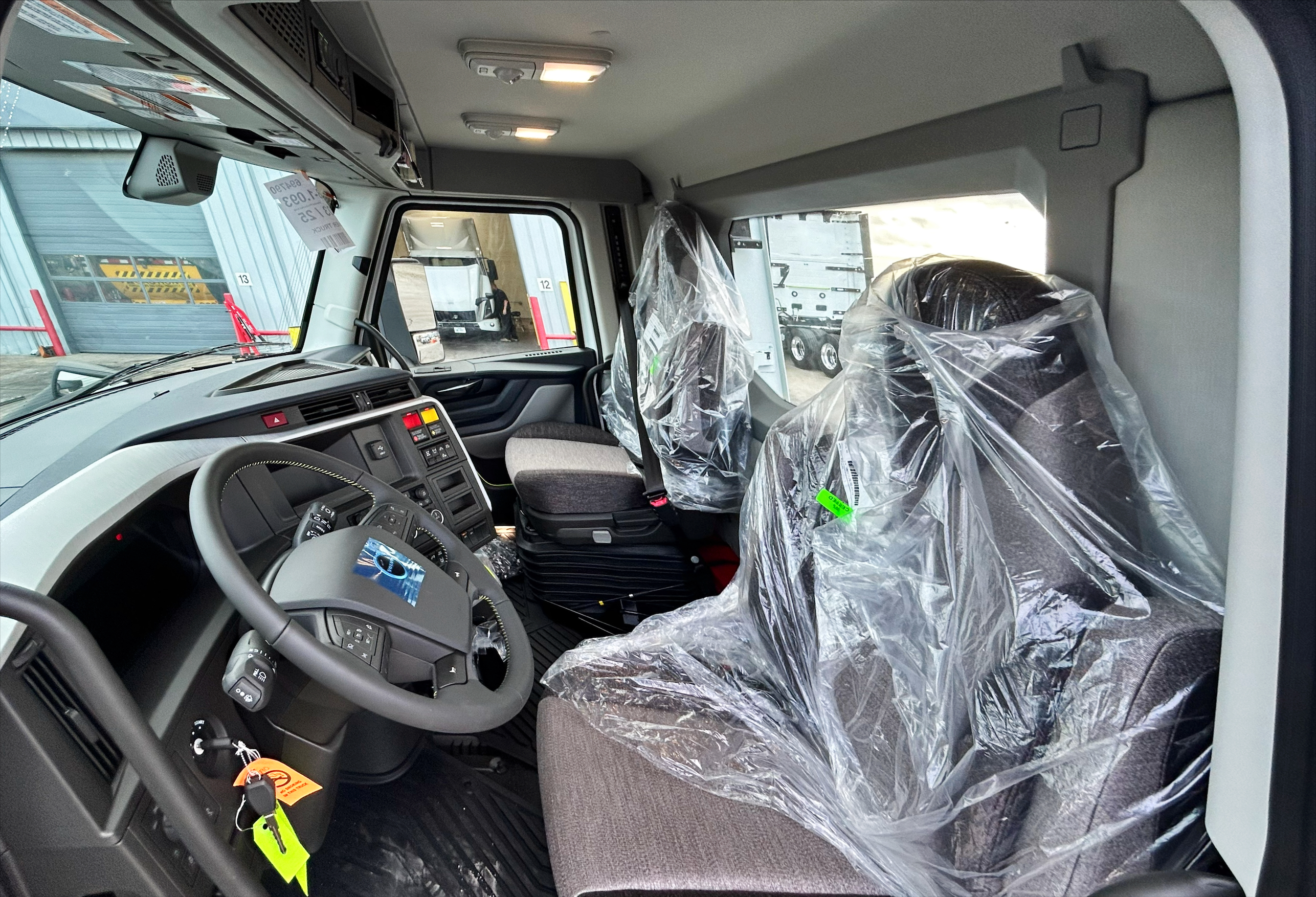 2025 Volvo - image 6