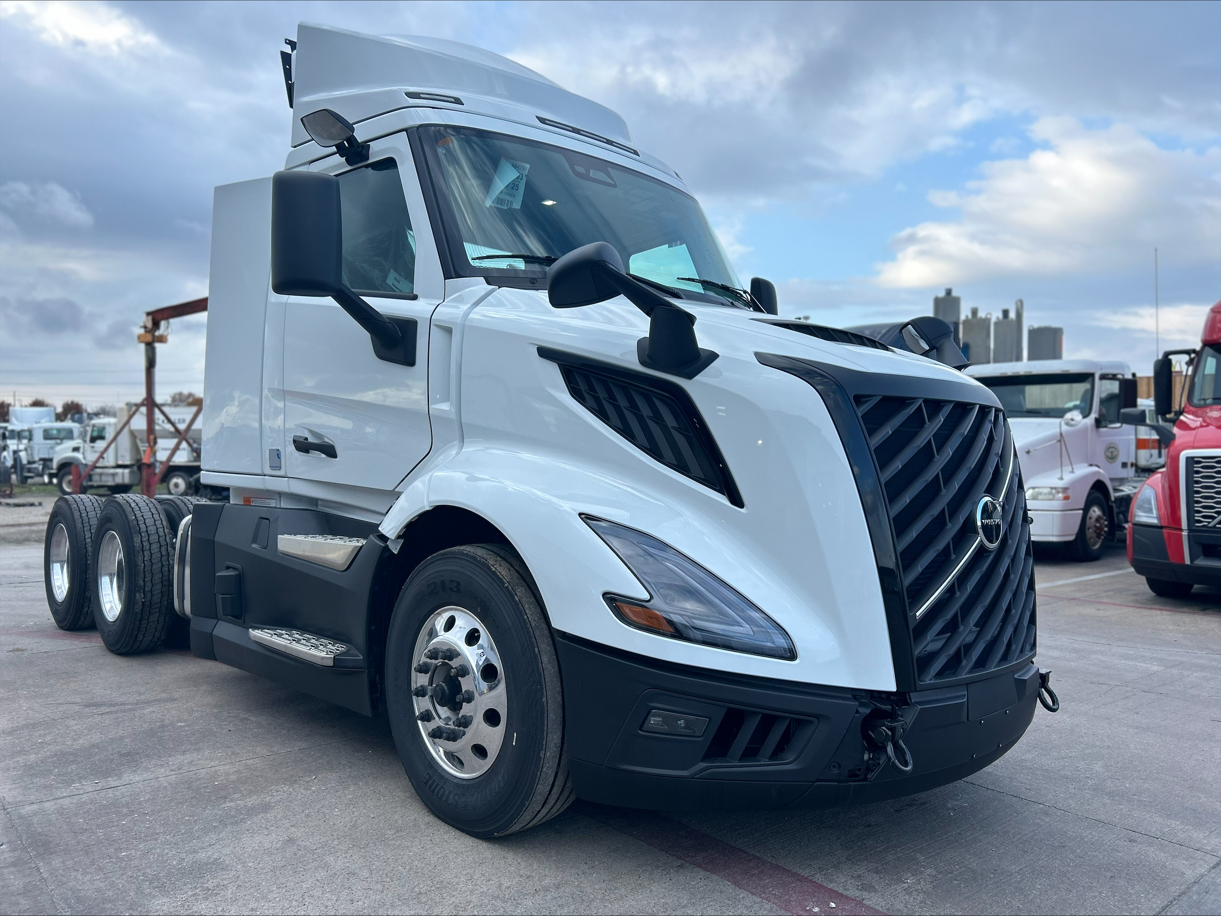 2025 Volvo - image 2