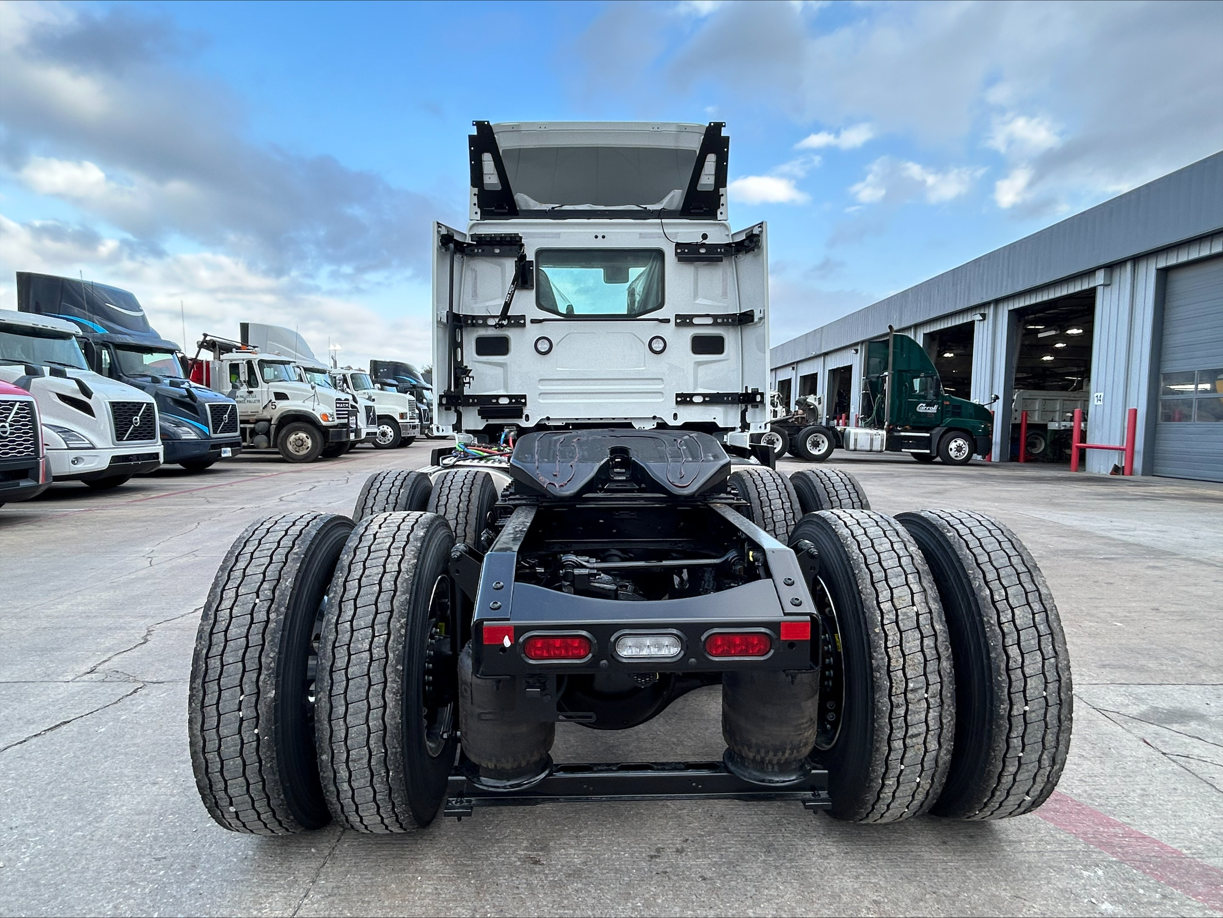 2025 Volvo - image 5