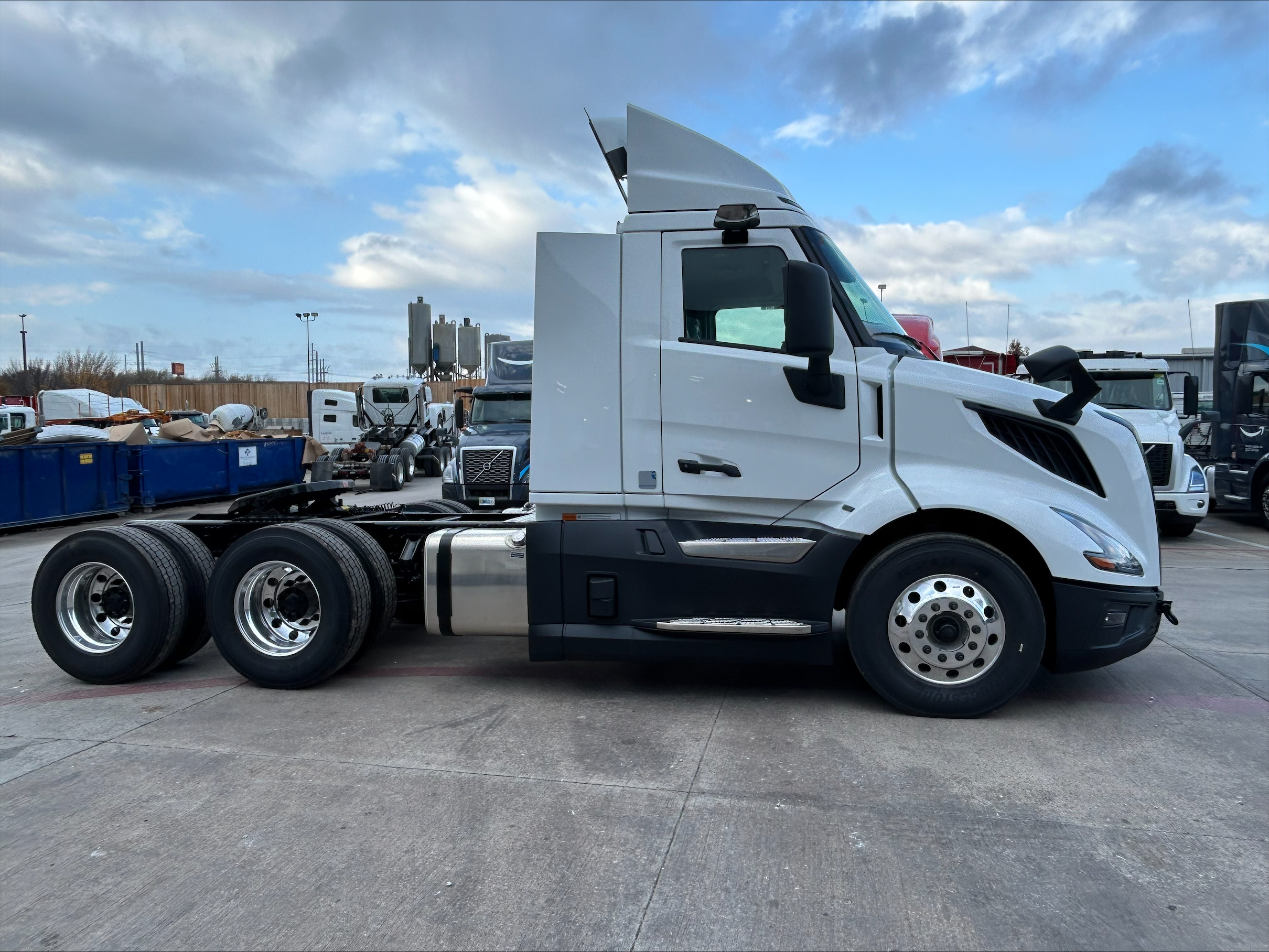 2025 Volvo - image 4