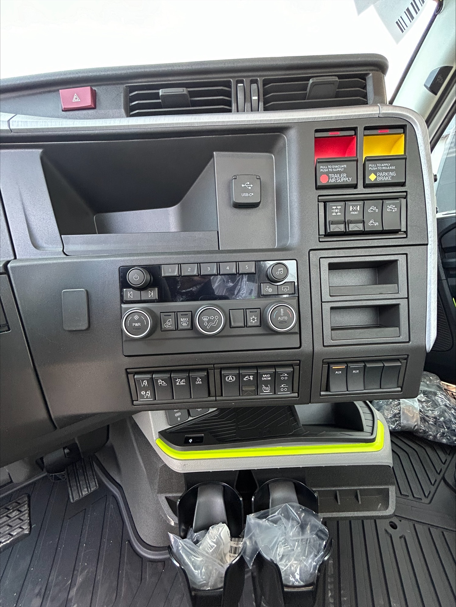 2025 Volvo - image 9