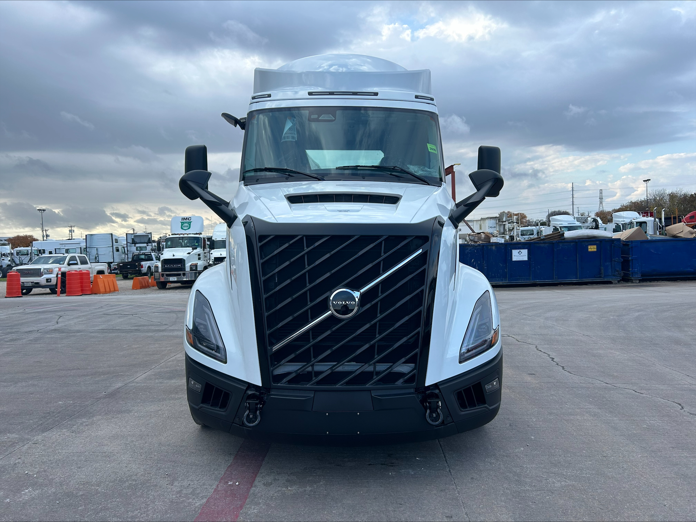 2025 Volvo - image 3