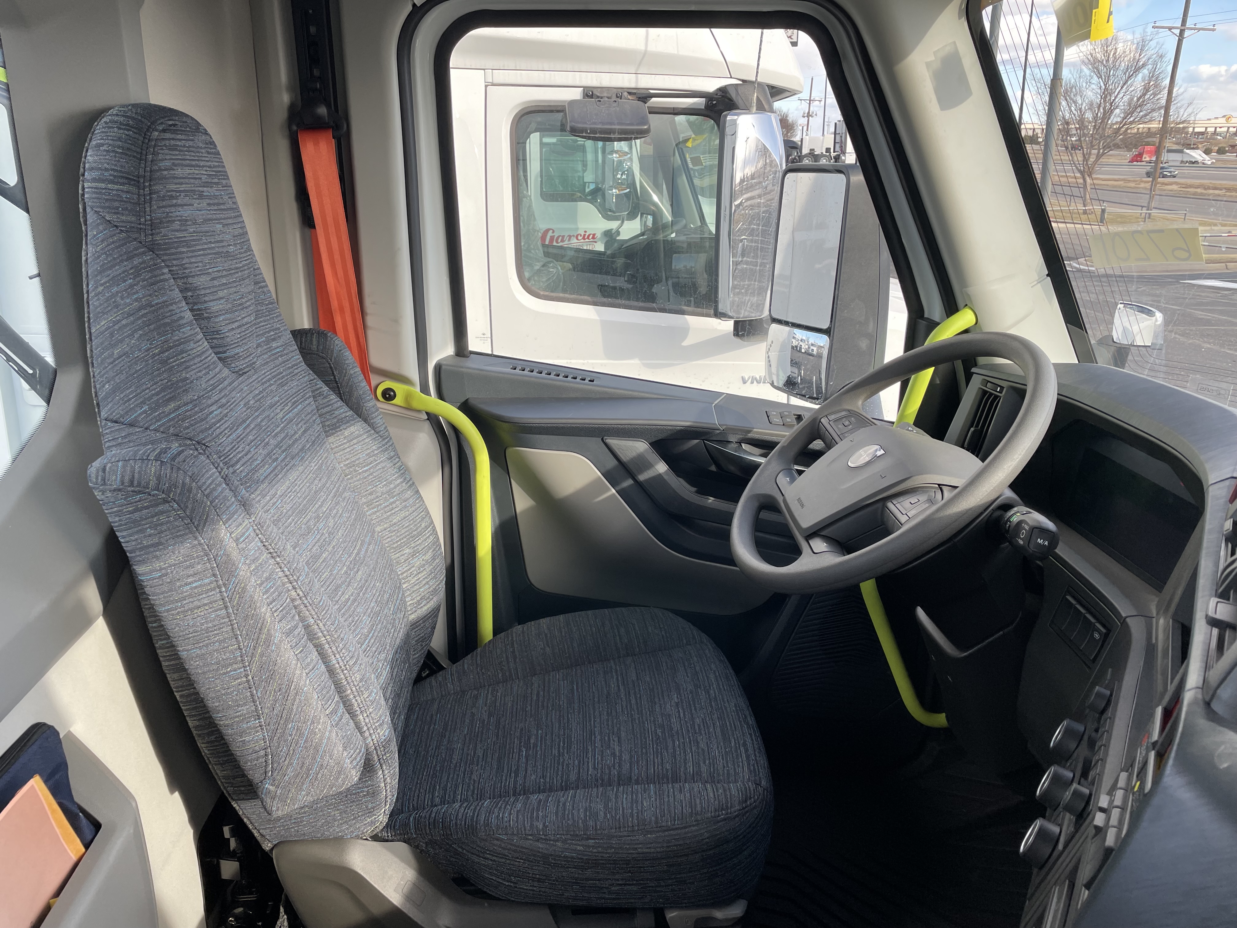 2025 Volvo - image 13