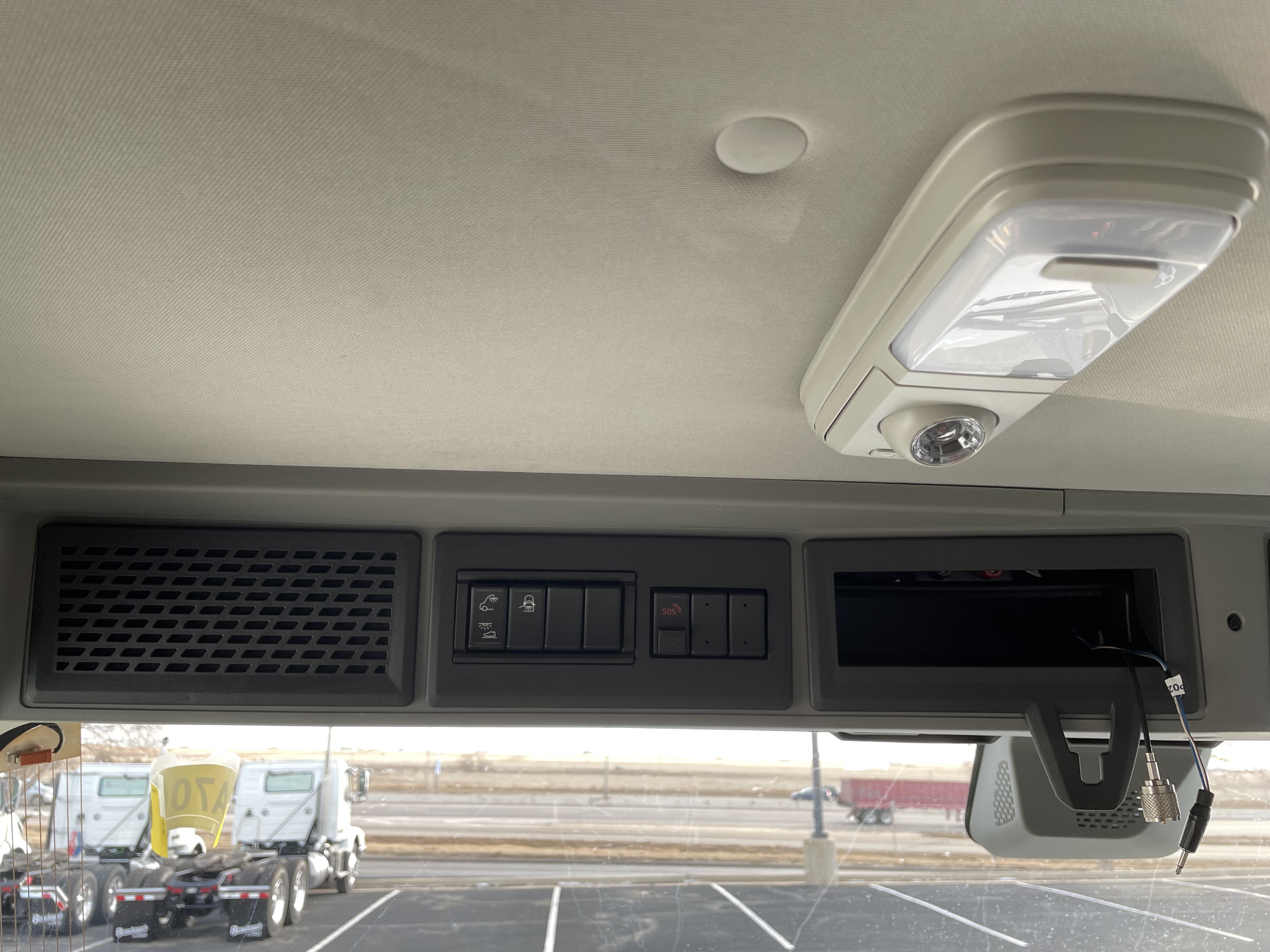 2025 Volvo - image 15