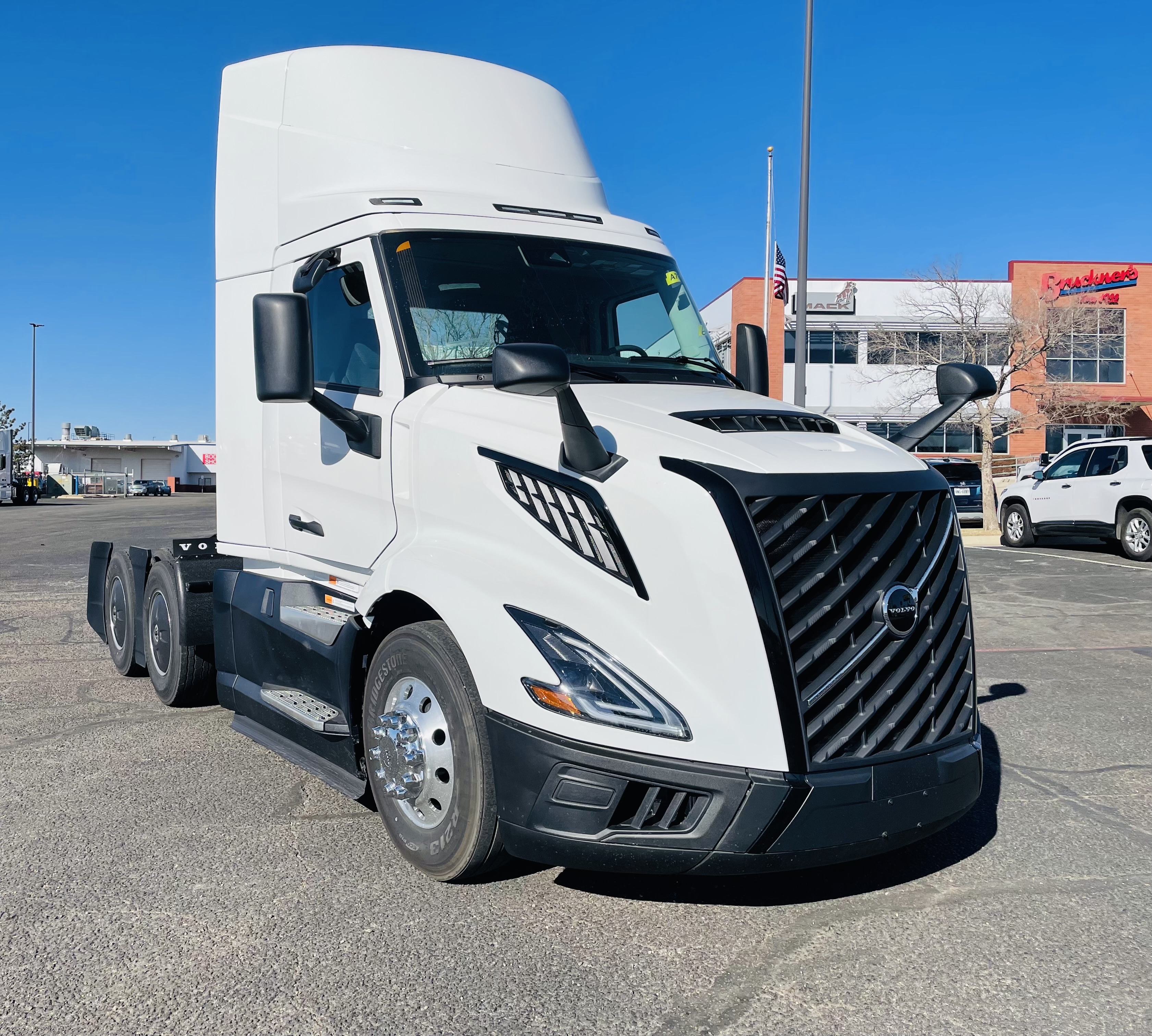 2025 Volvo - image 3