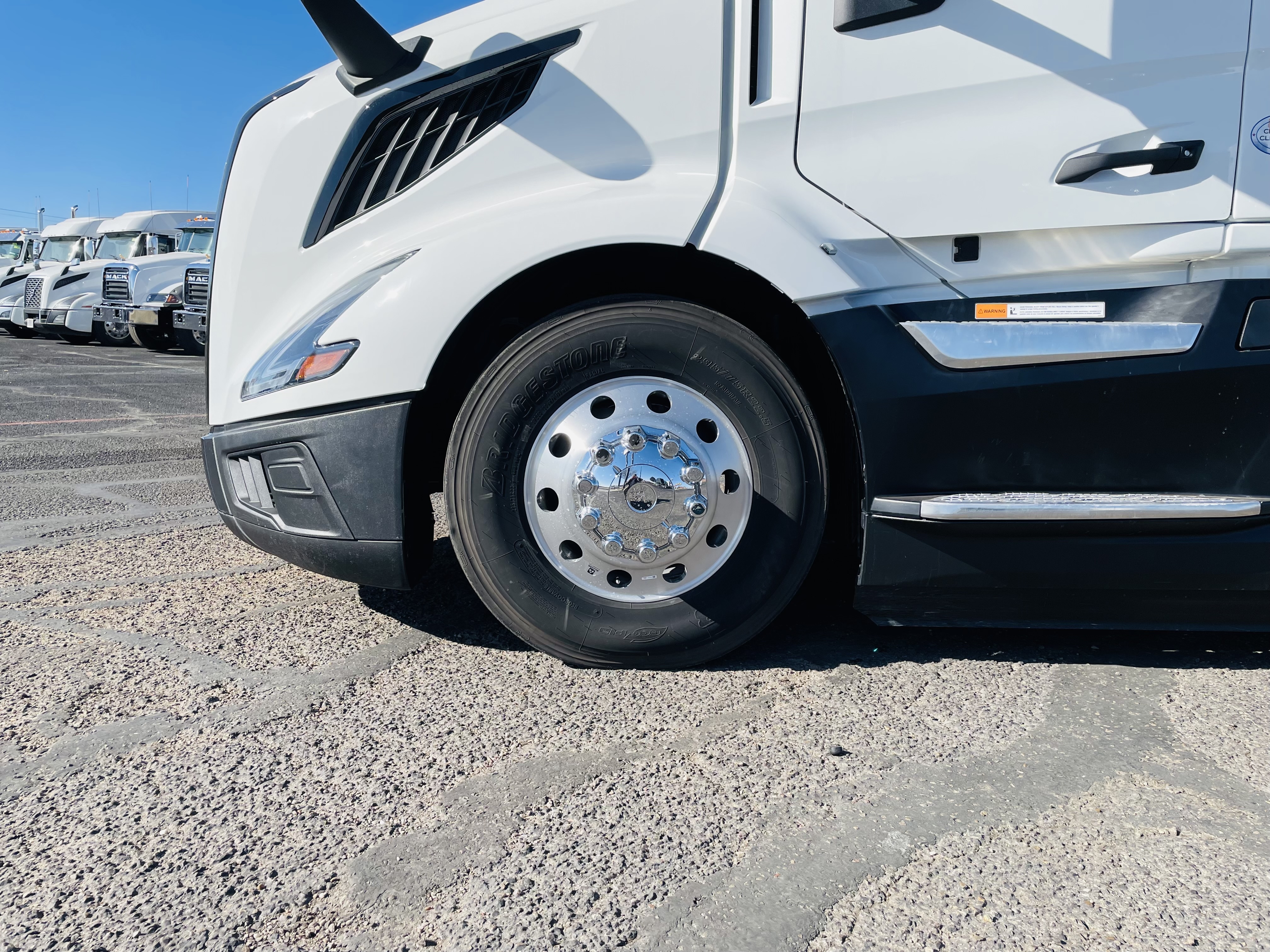 2025 Volvo - image 5