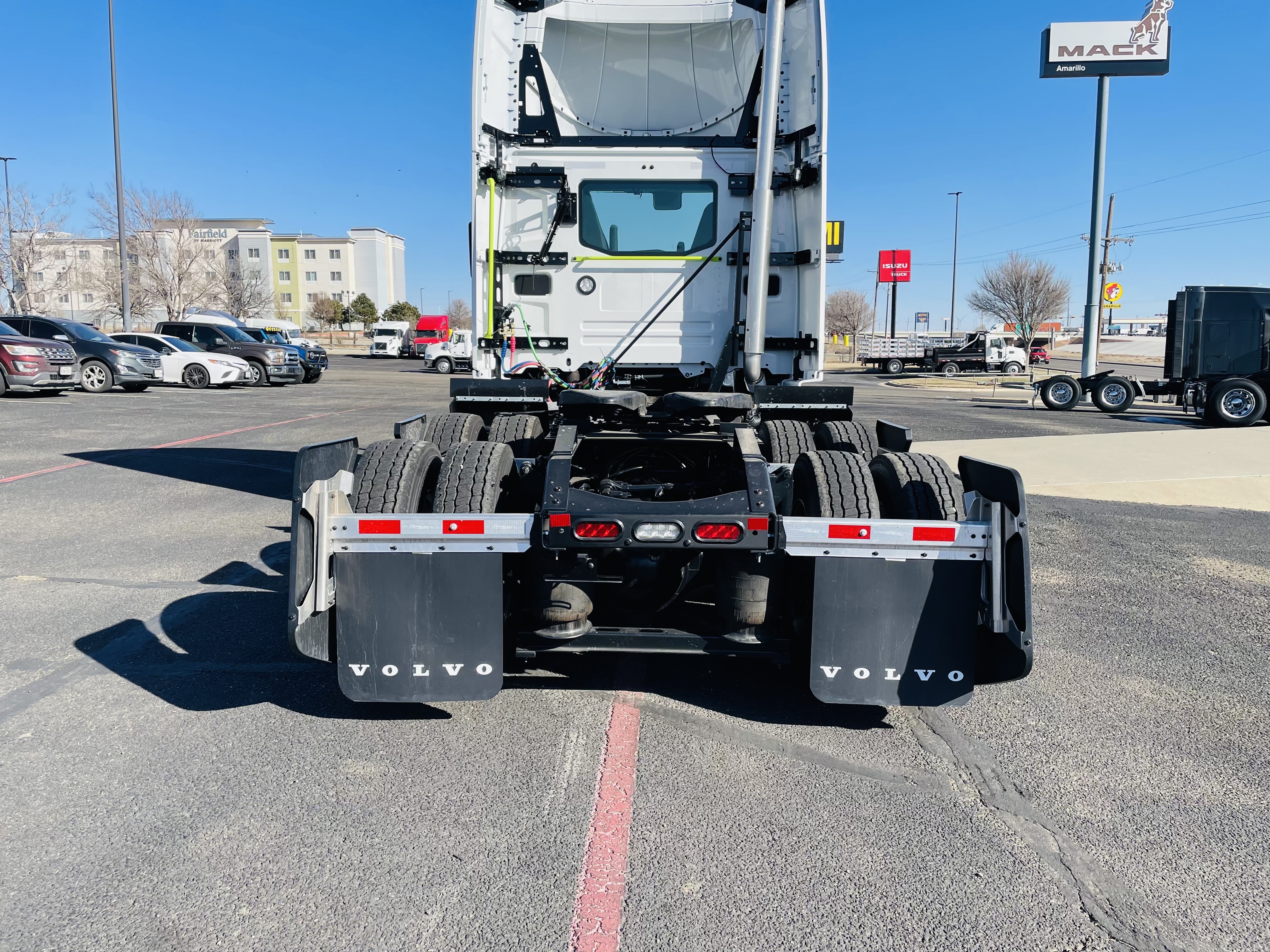 2025 Volvo - image 9