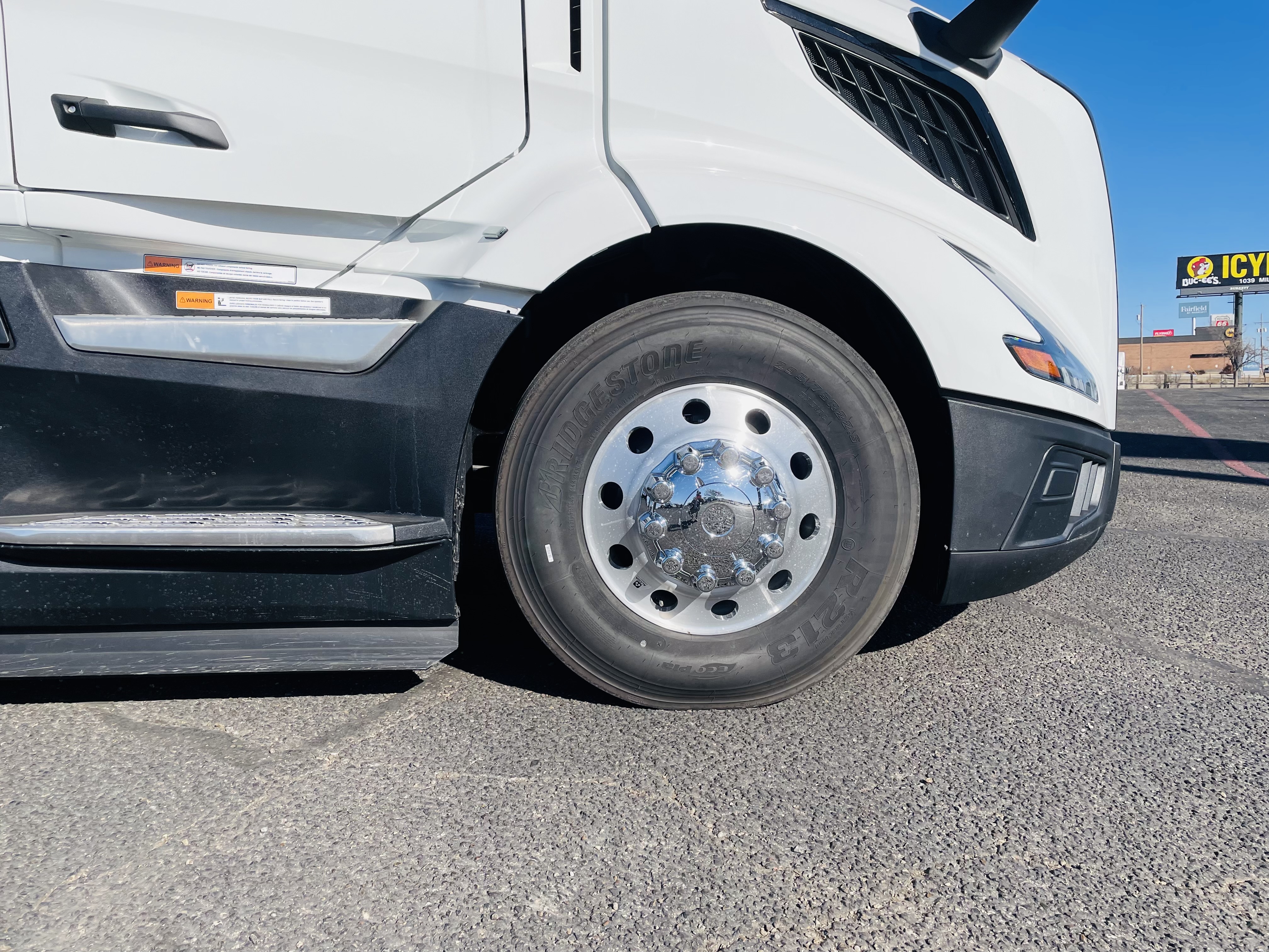 2025 Volvo - image 7