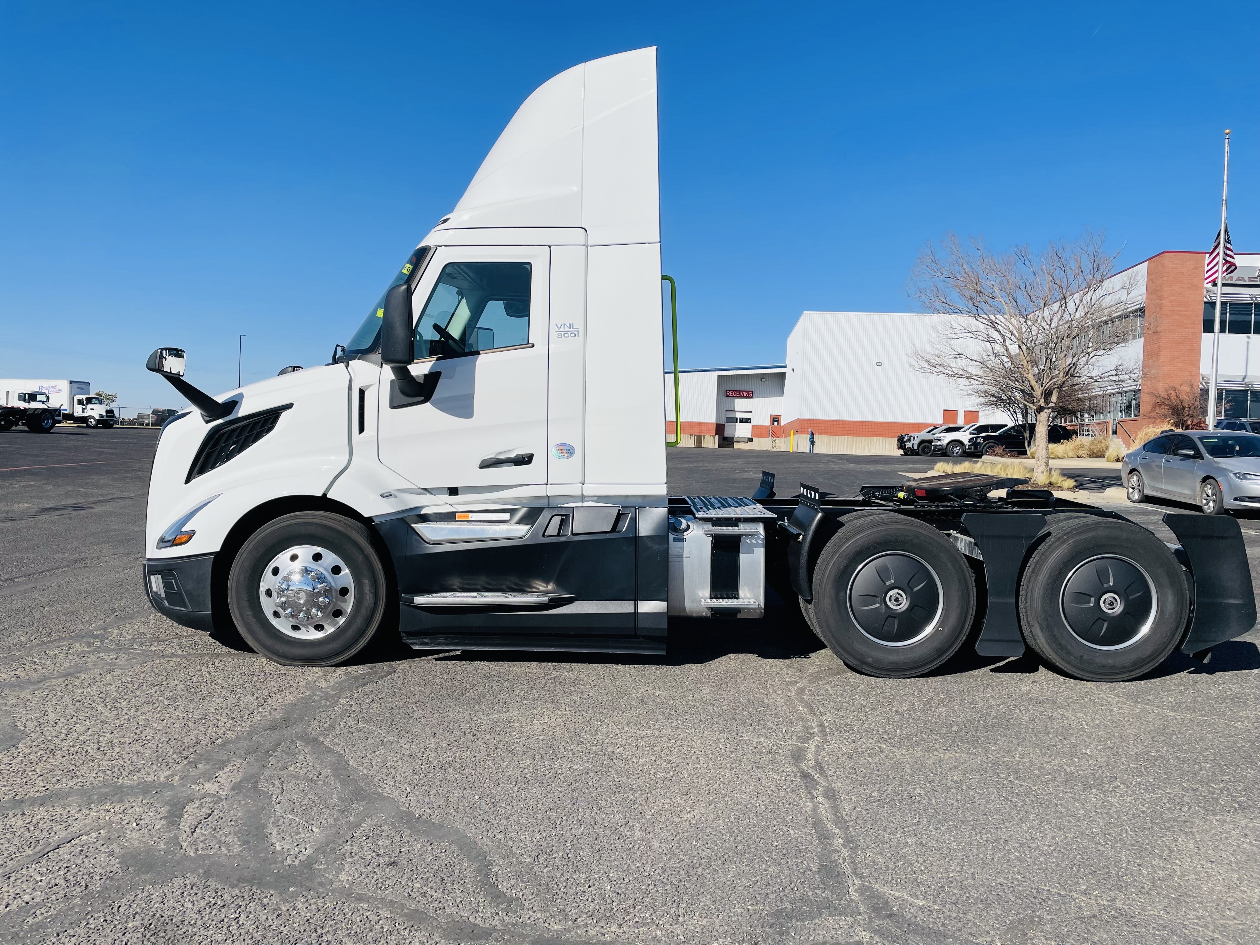 2025 Volvo - image 4