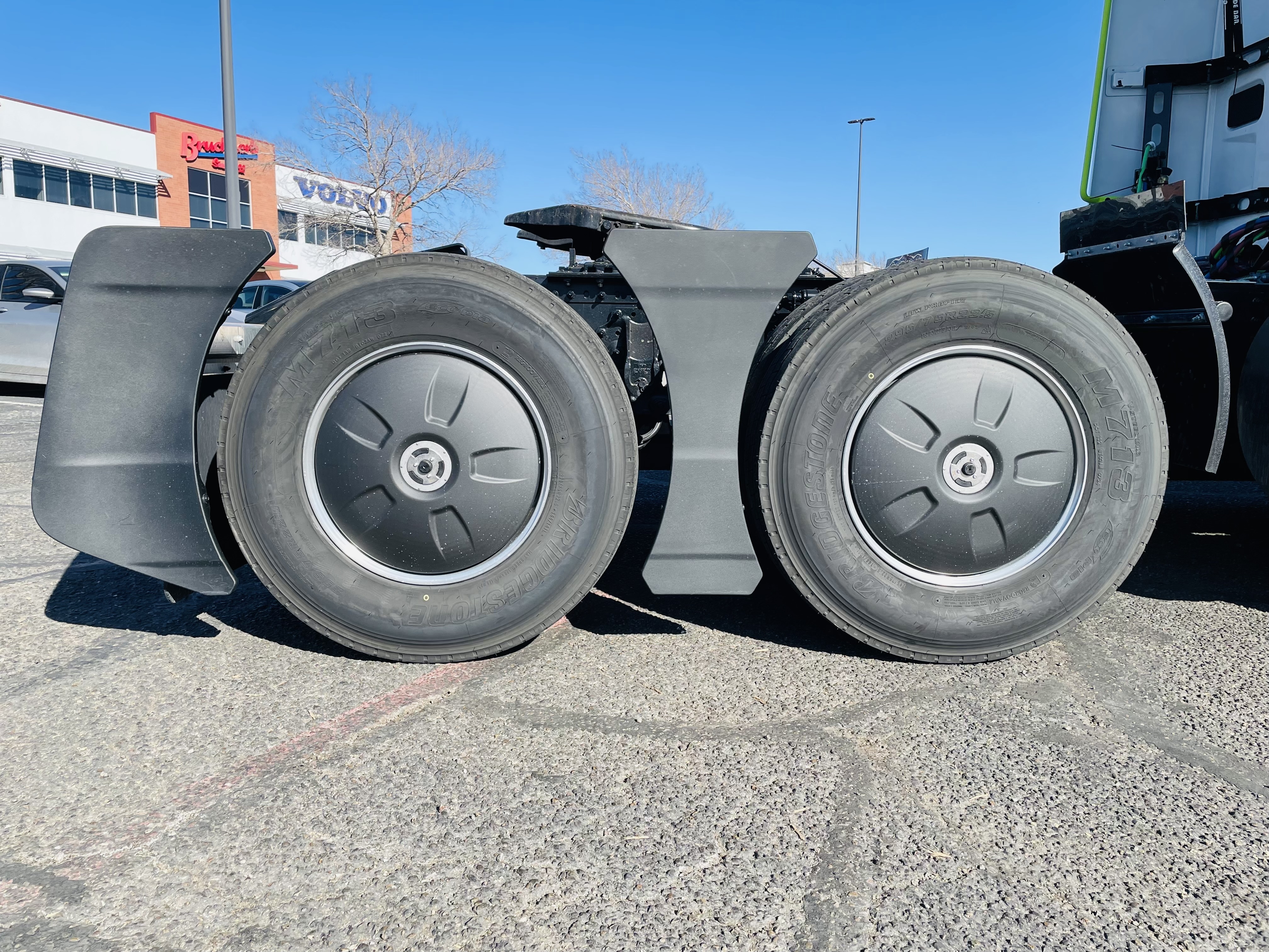 2025 Volvo - image 8