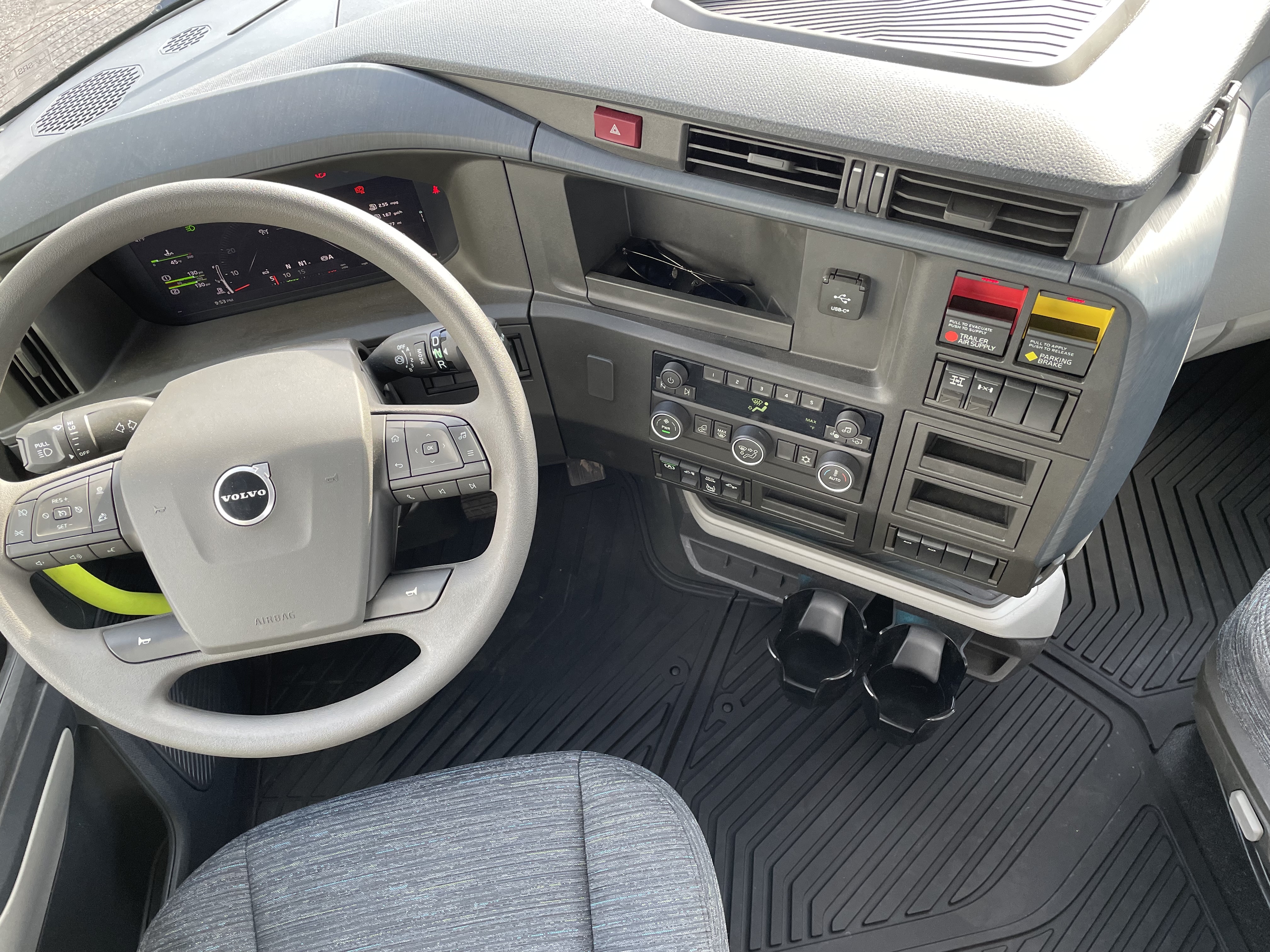 2025 Volvo - image 12