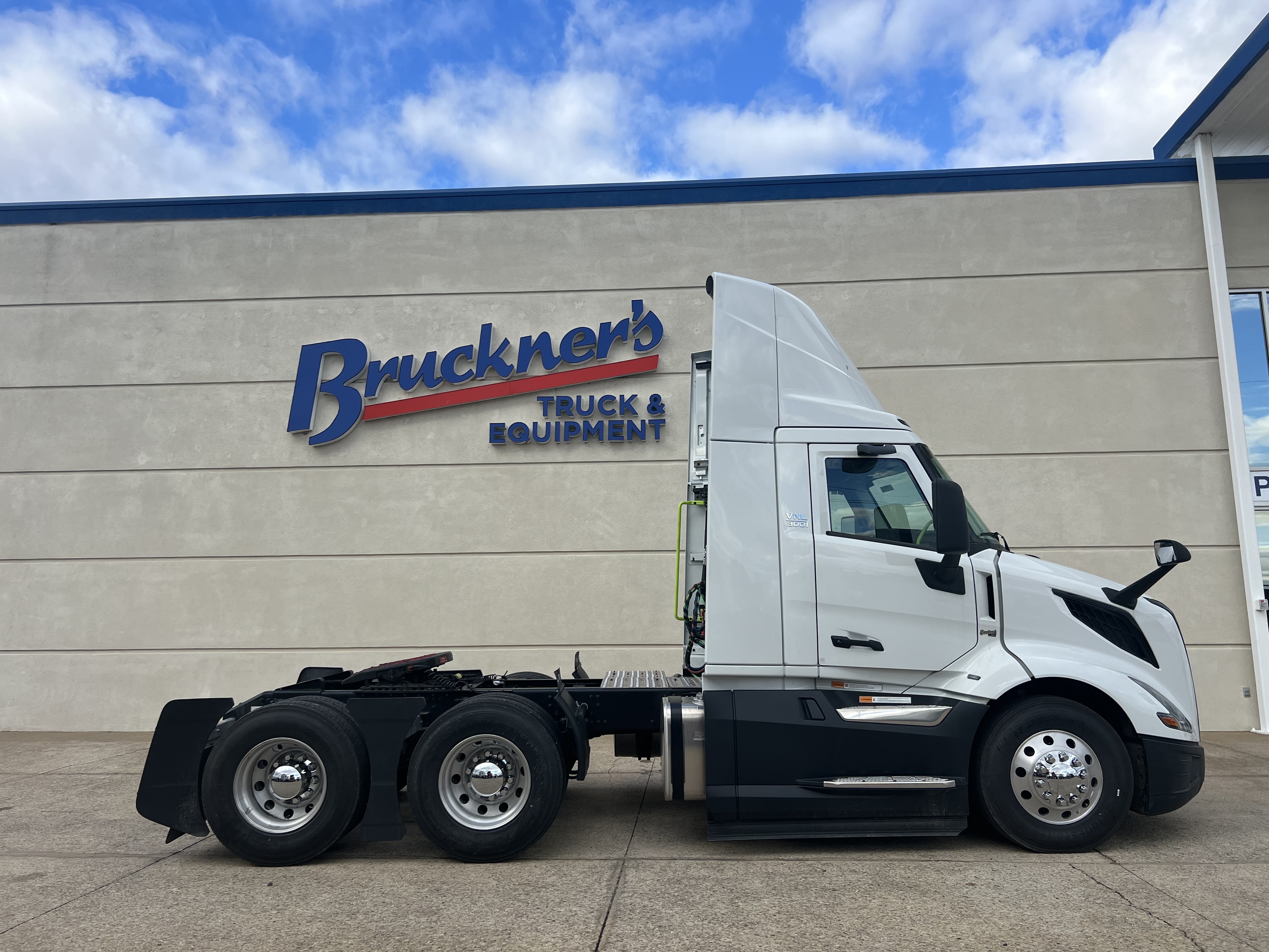 2025 Volvo - image 3