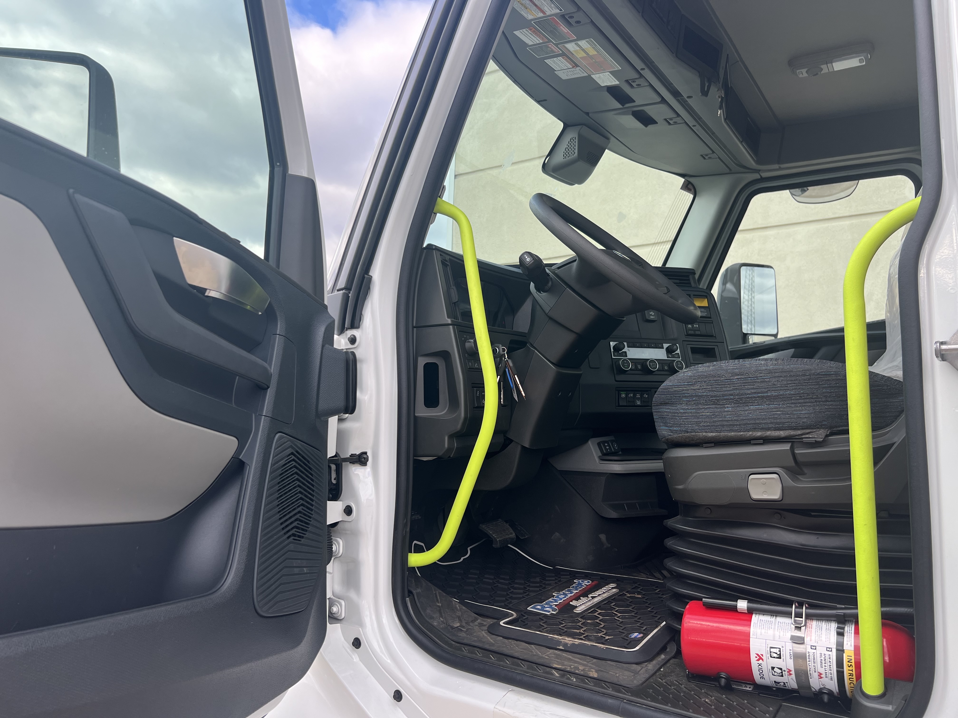 2025 Volvo - image 6