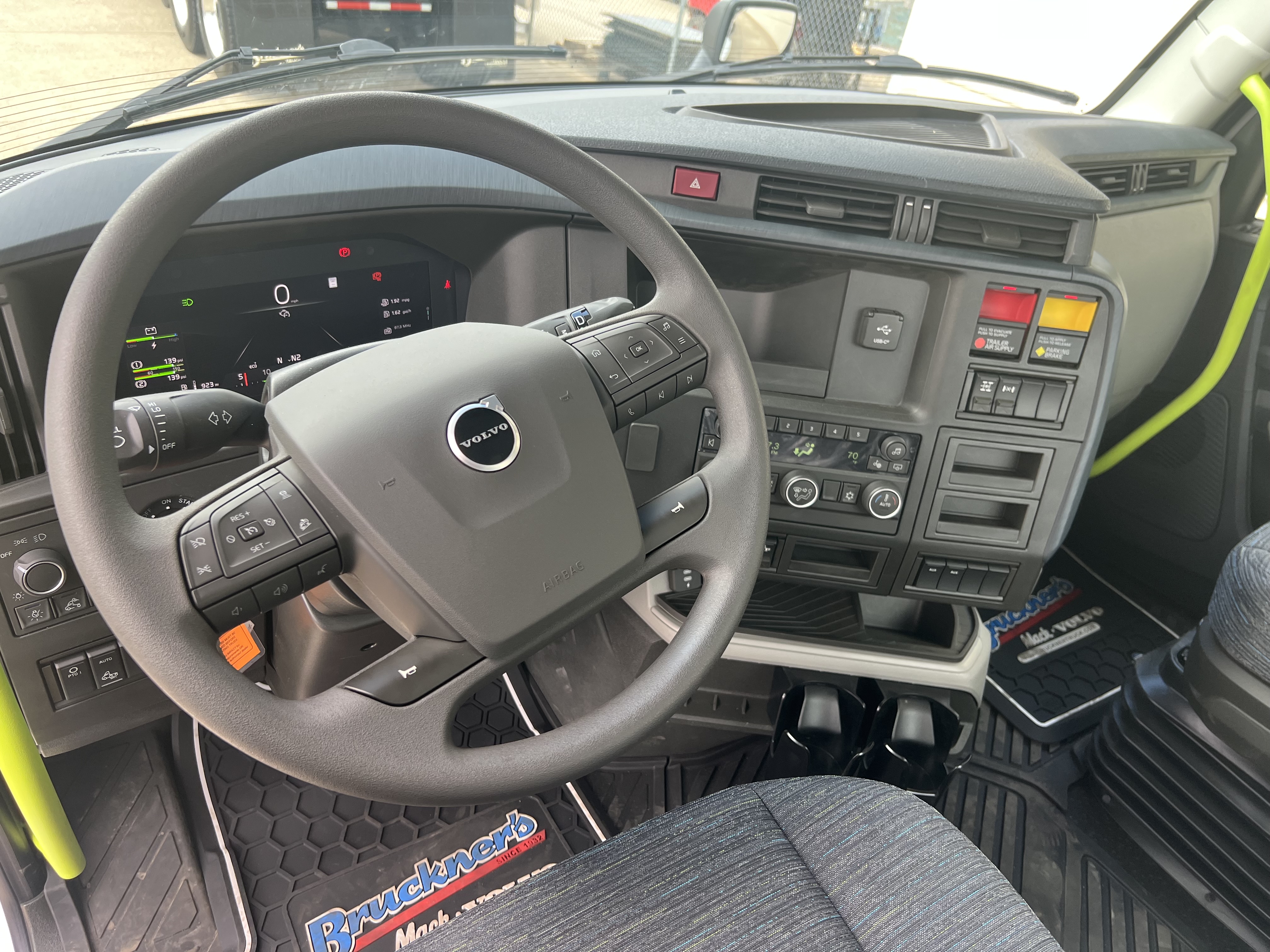 2025 Volvo - image 5