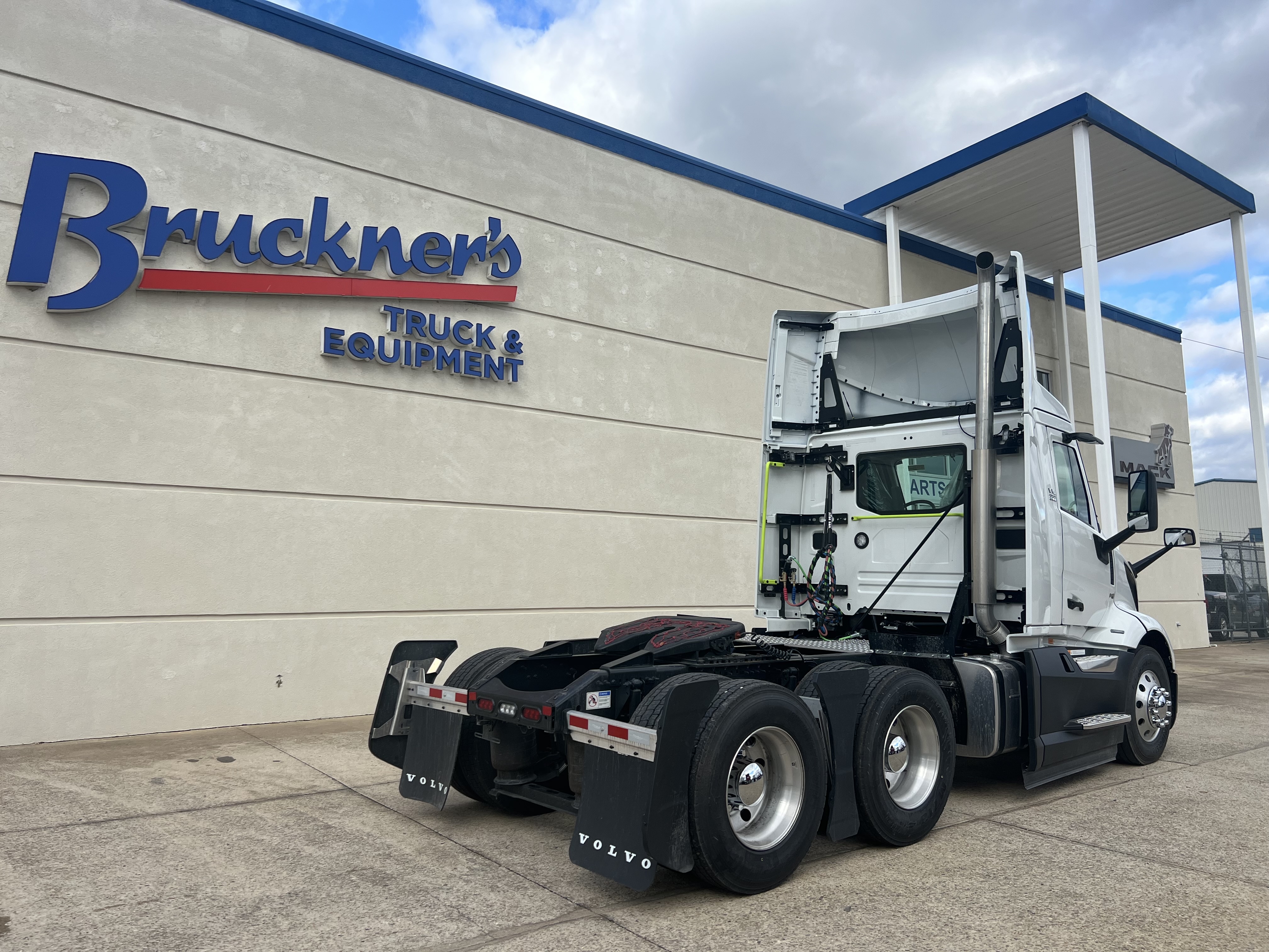 2025 Volvo - image 7