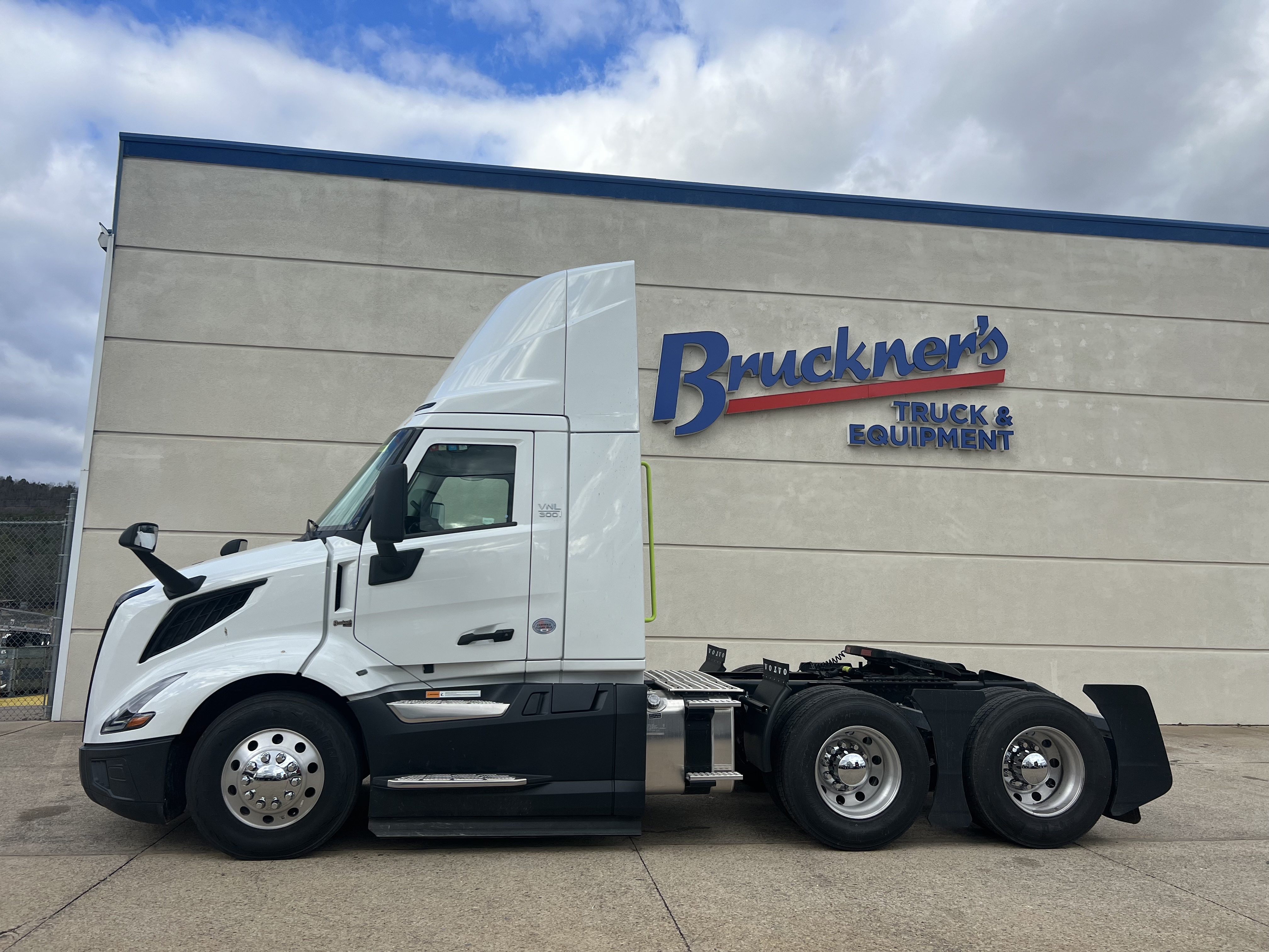 2025 Volvo - image 2