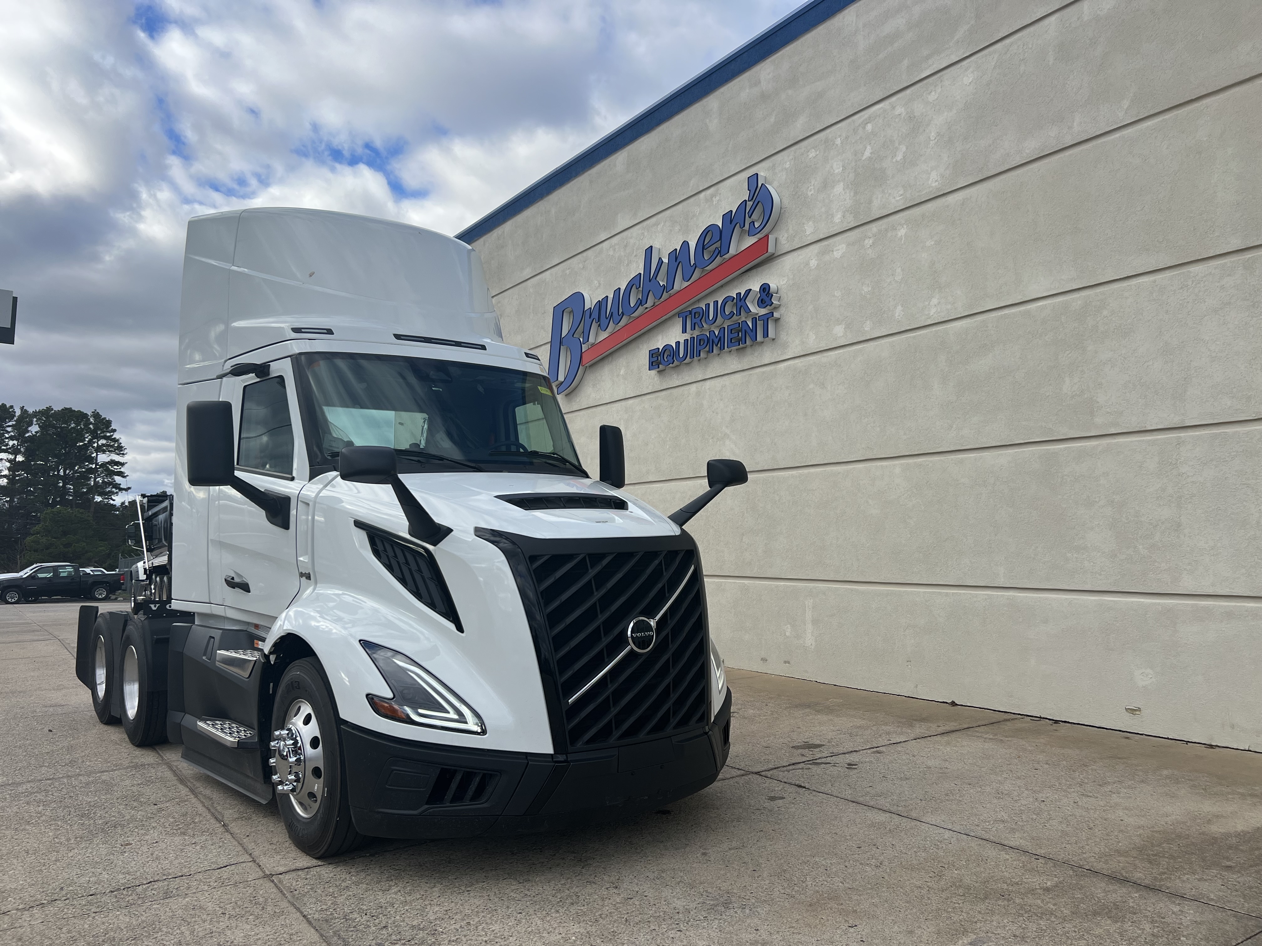 2025 Volvo - image 4