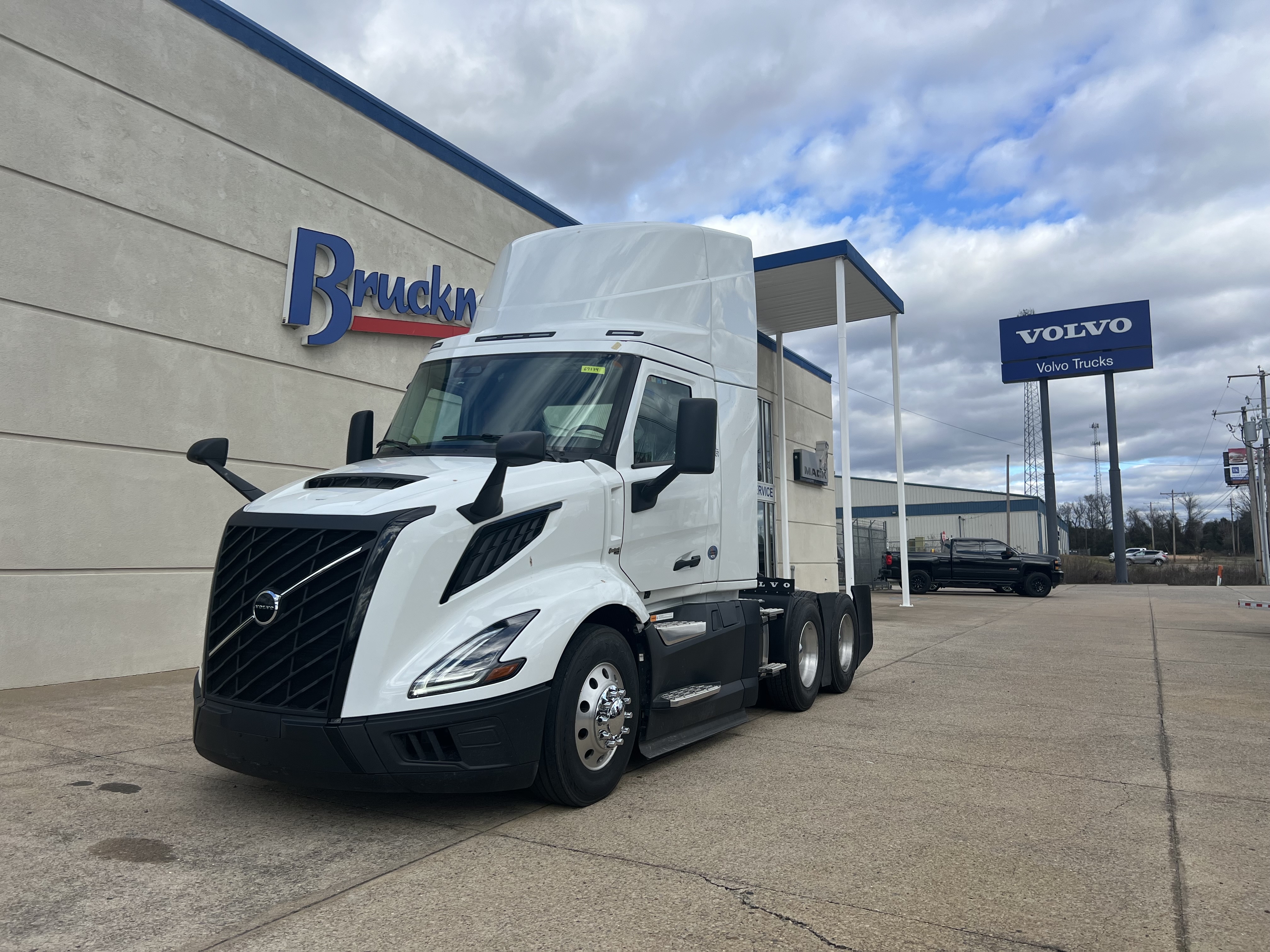 2025 Volvo - image 1