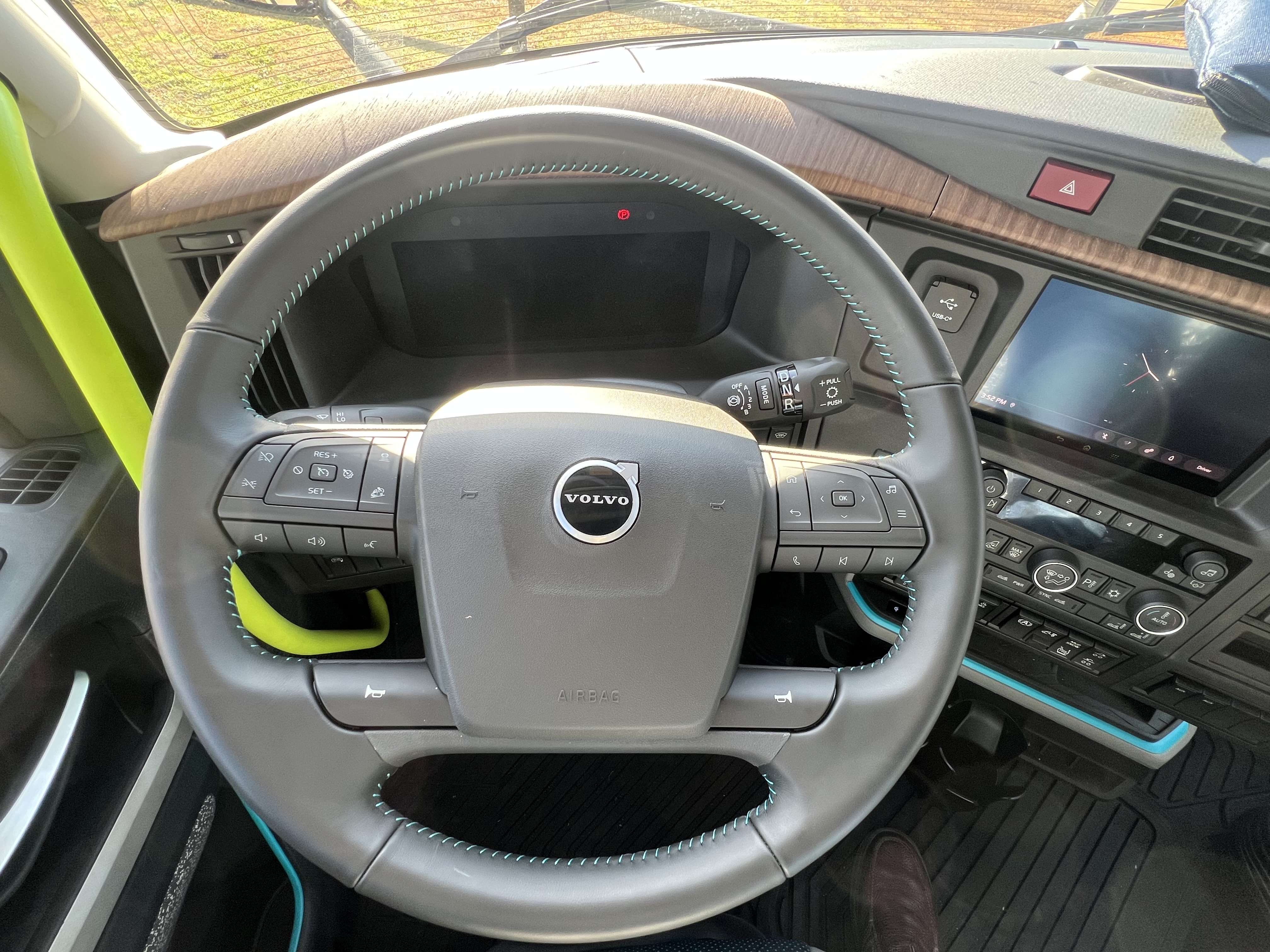 2025 Volvo - image 5