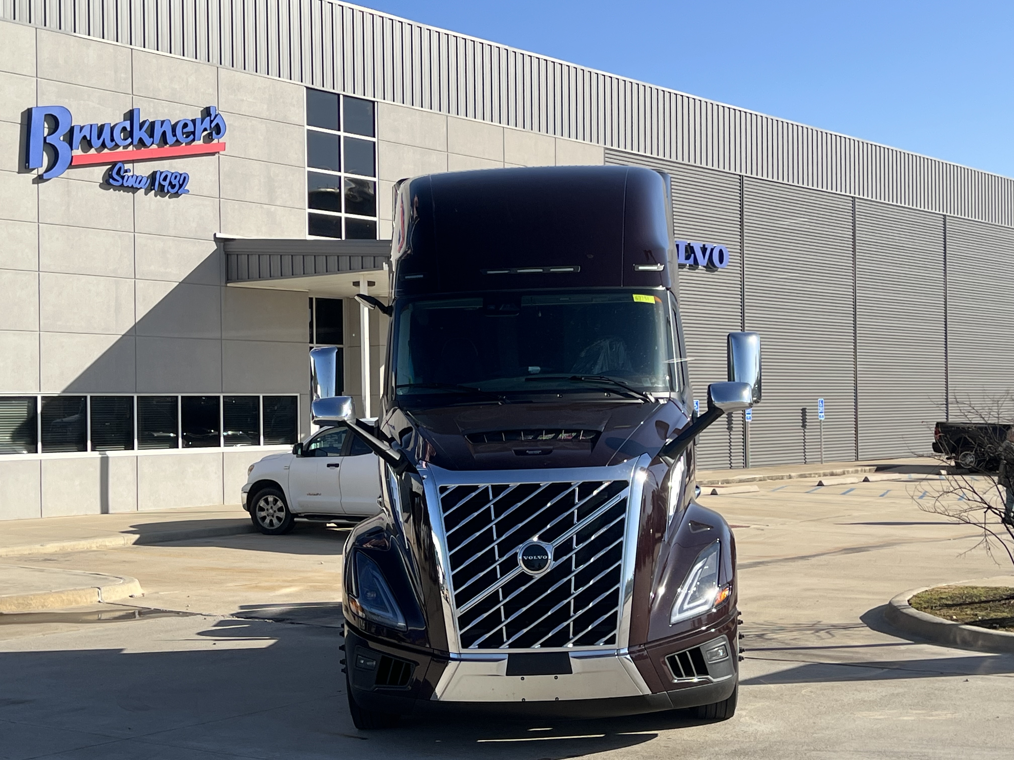 2025 Volvo - image 2