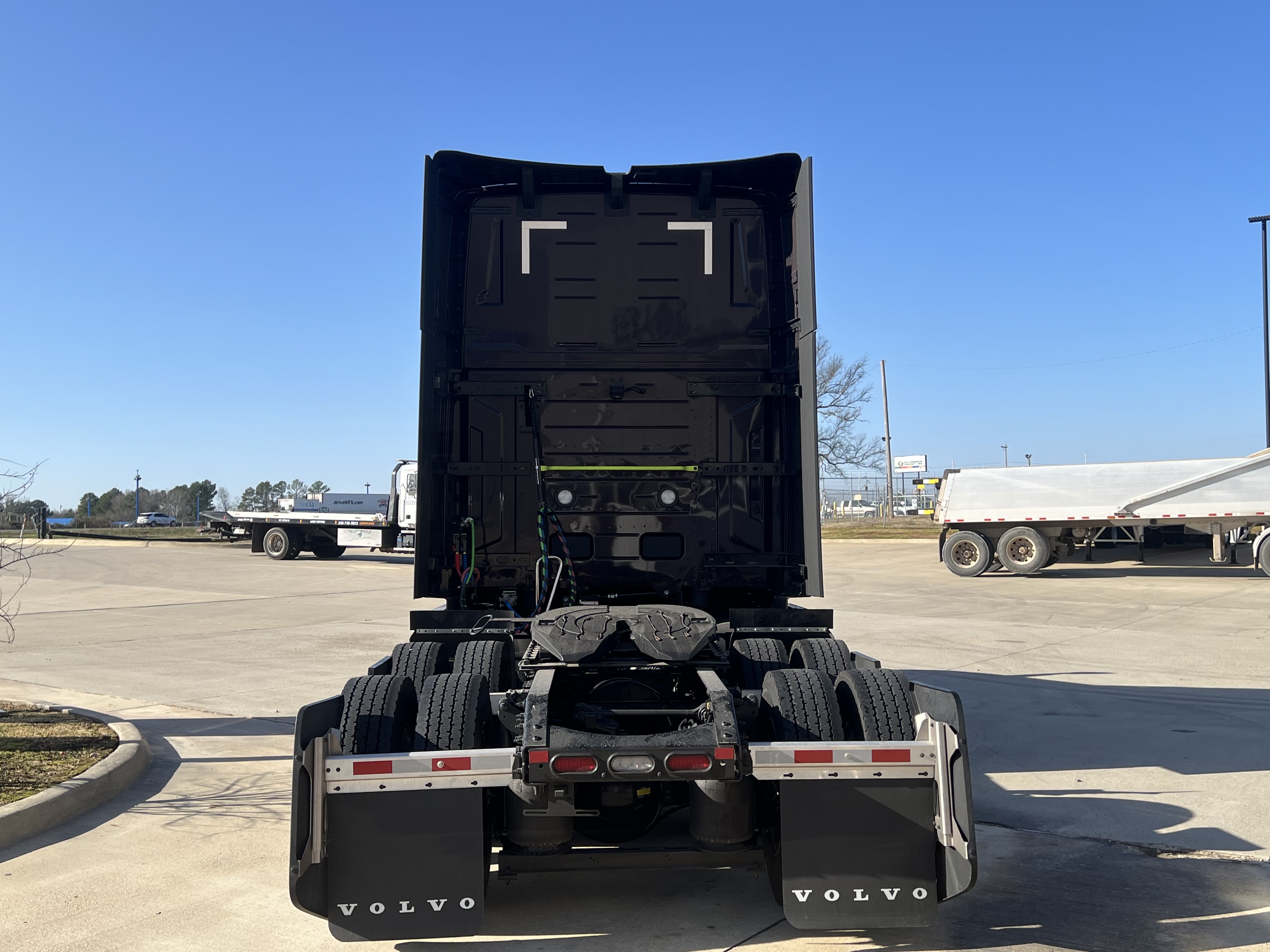 2025 Volvo - image 16