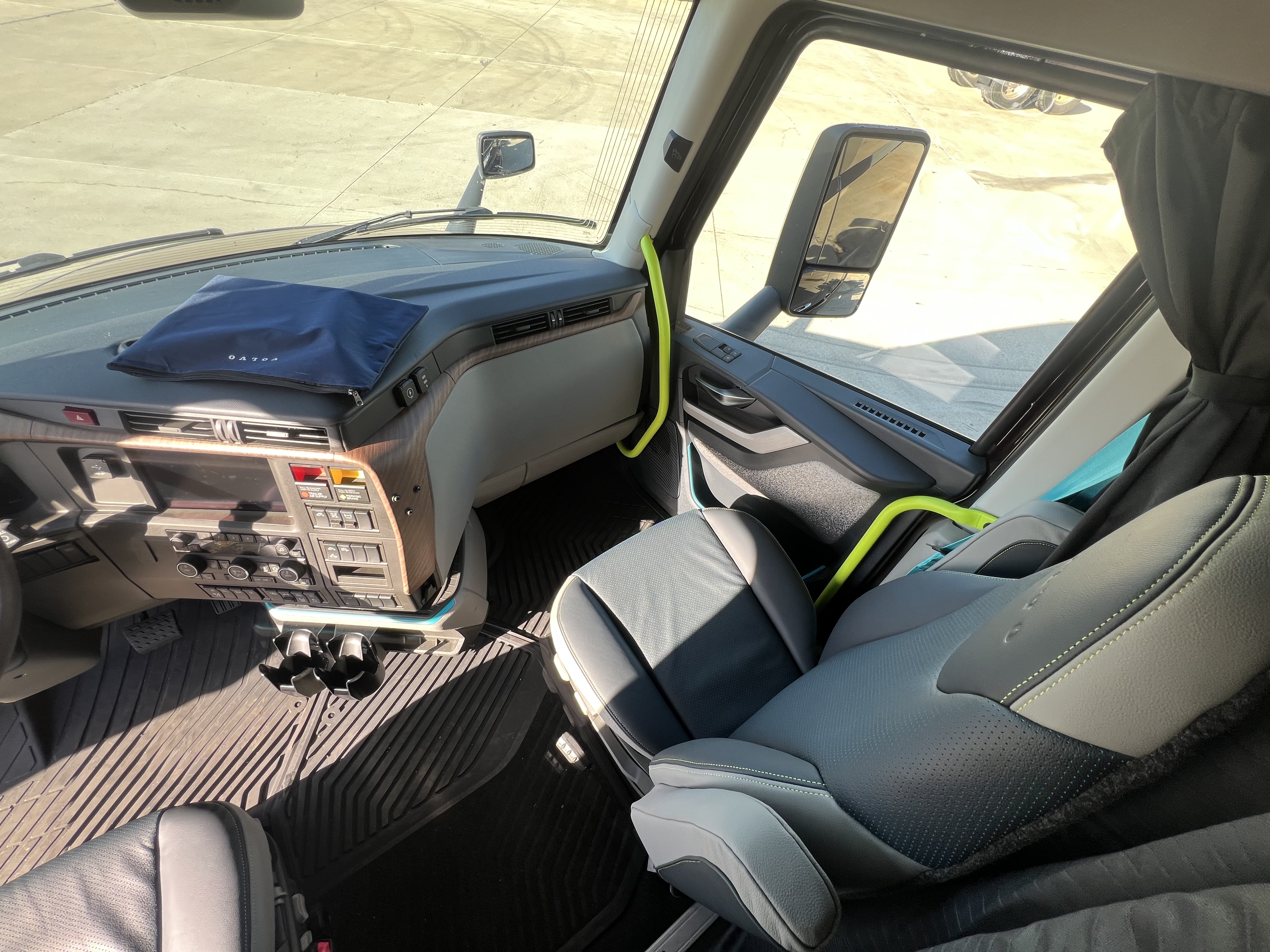 2025 Volvo - image 7