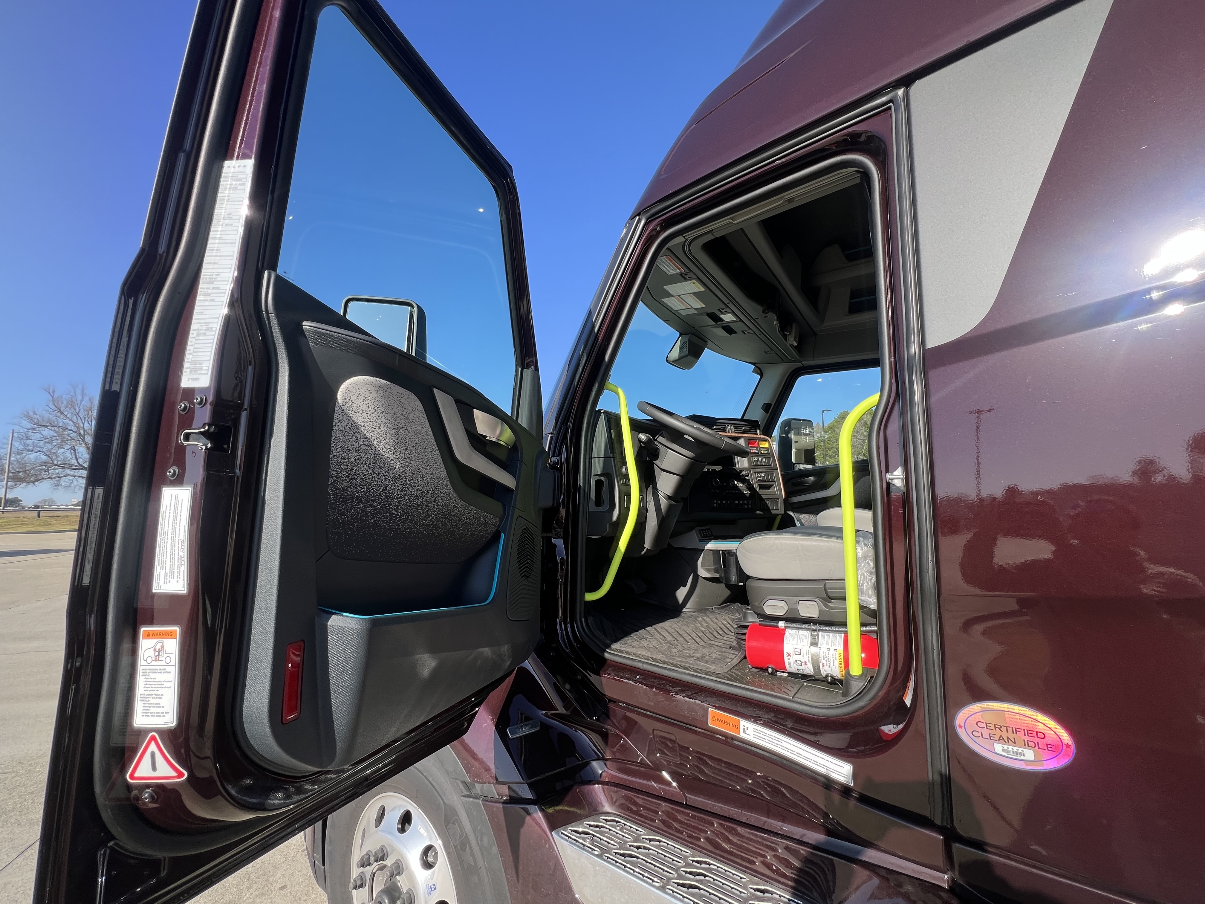 2025 Volvo - image 15