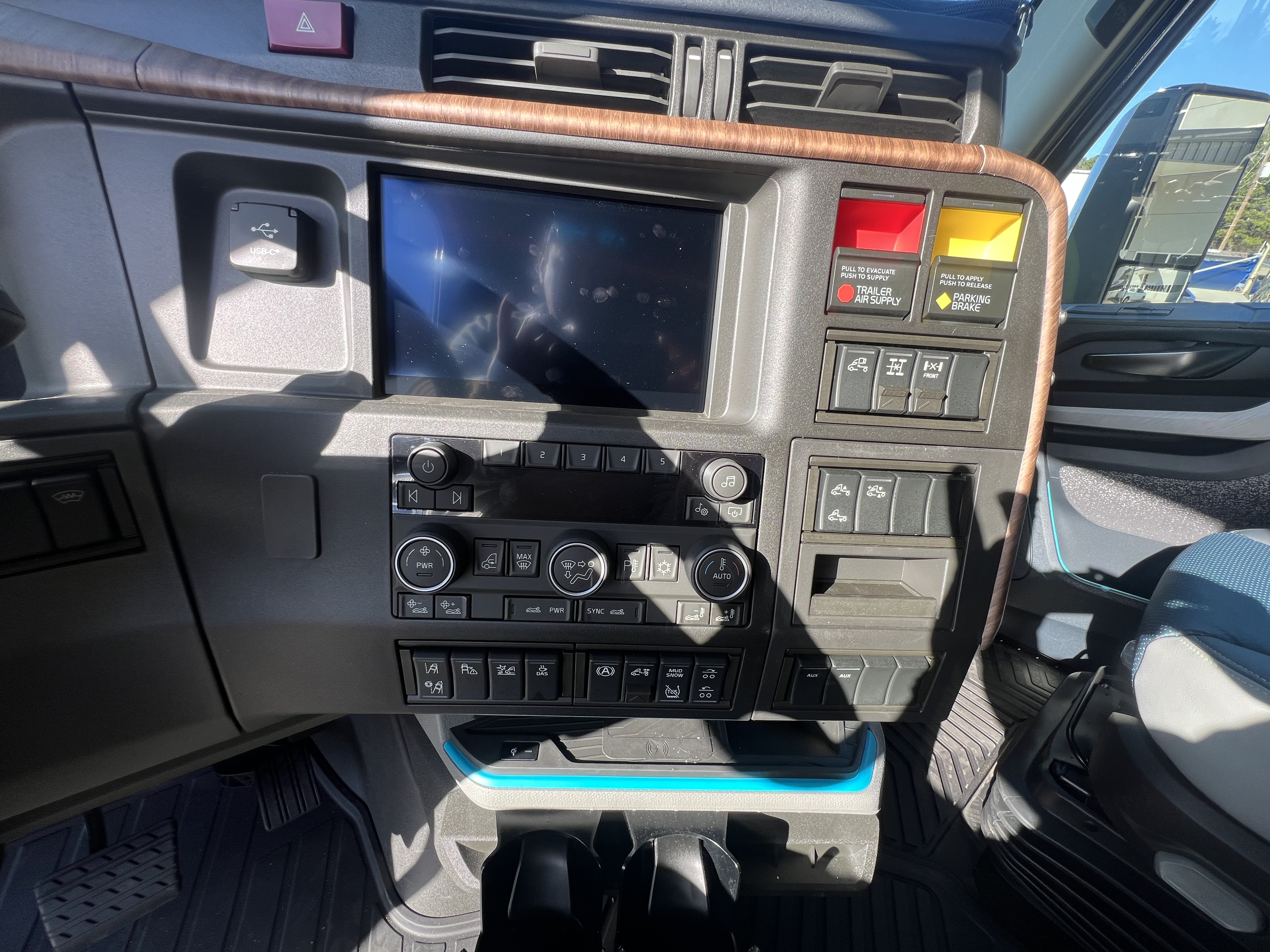 2025 Volvo - image 6