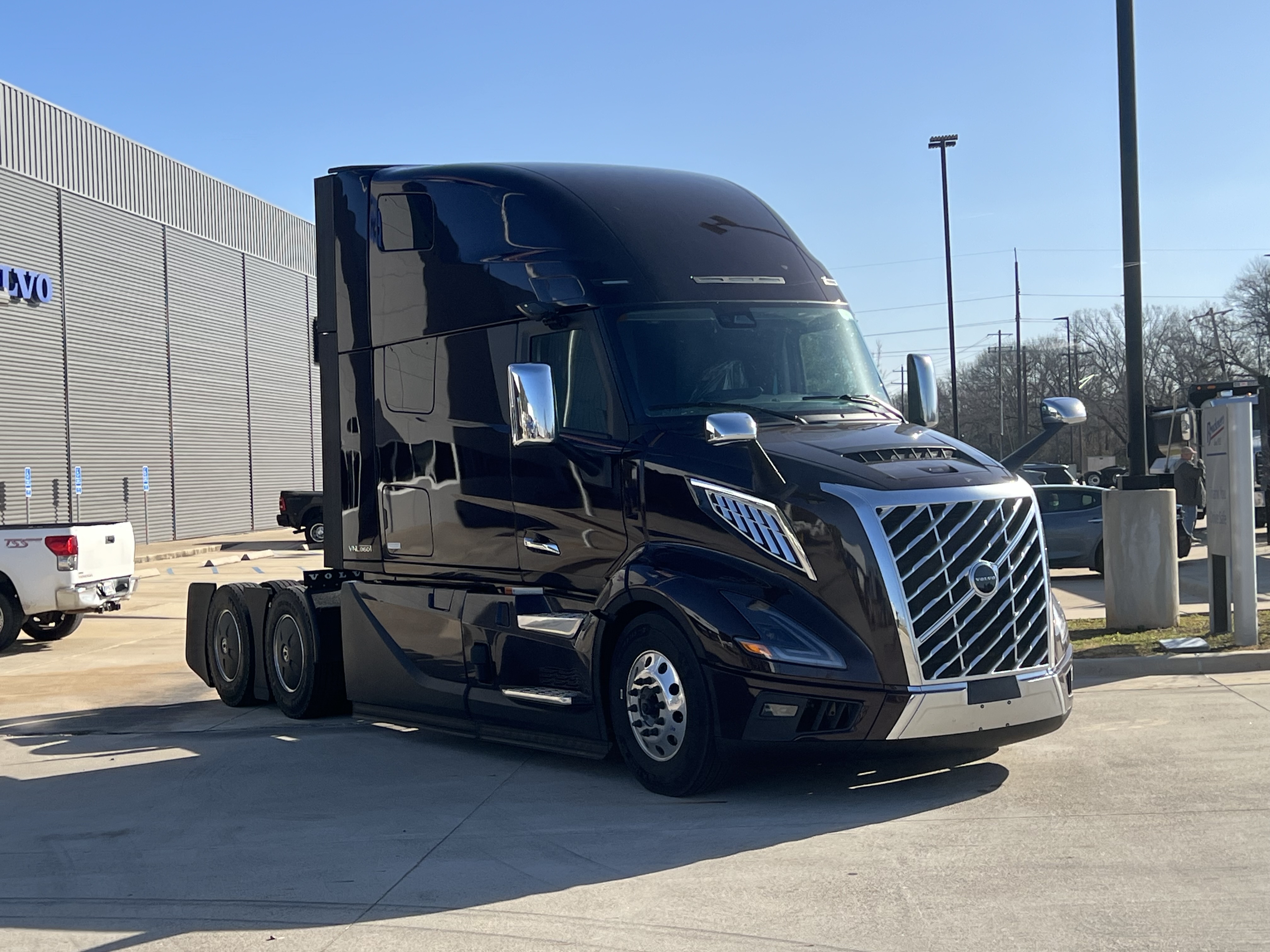 2025 Volvo - image 3