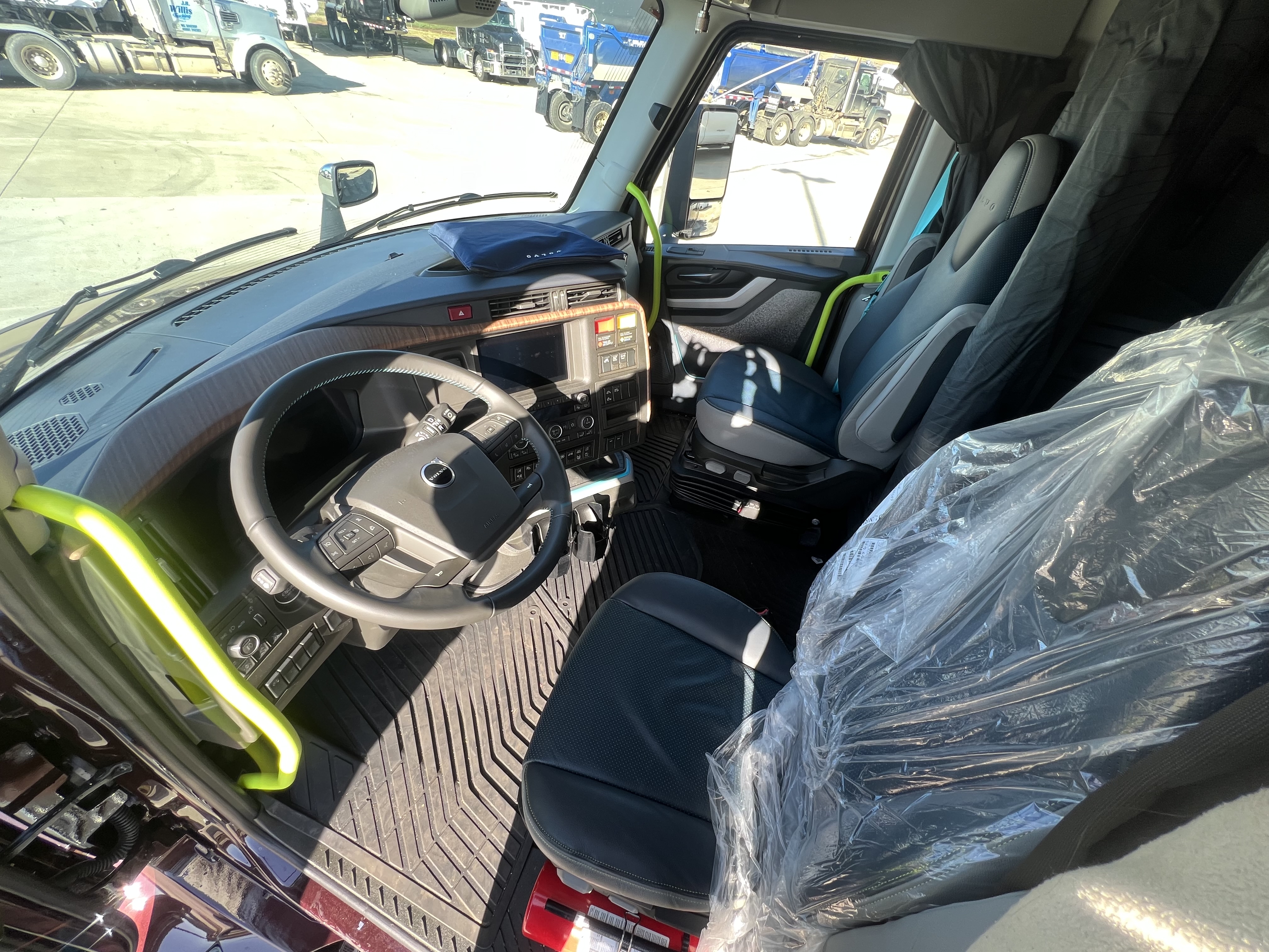 2025 Volvo - image 4