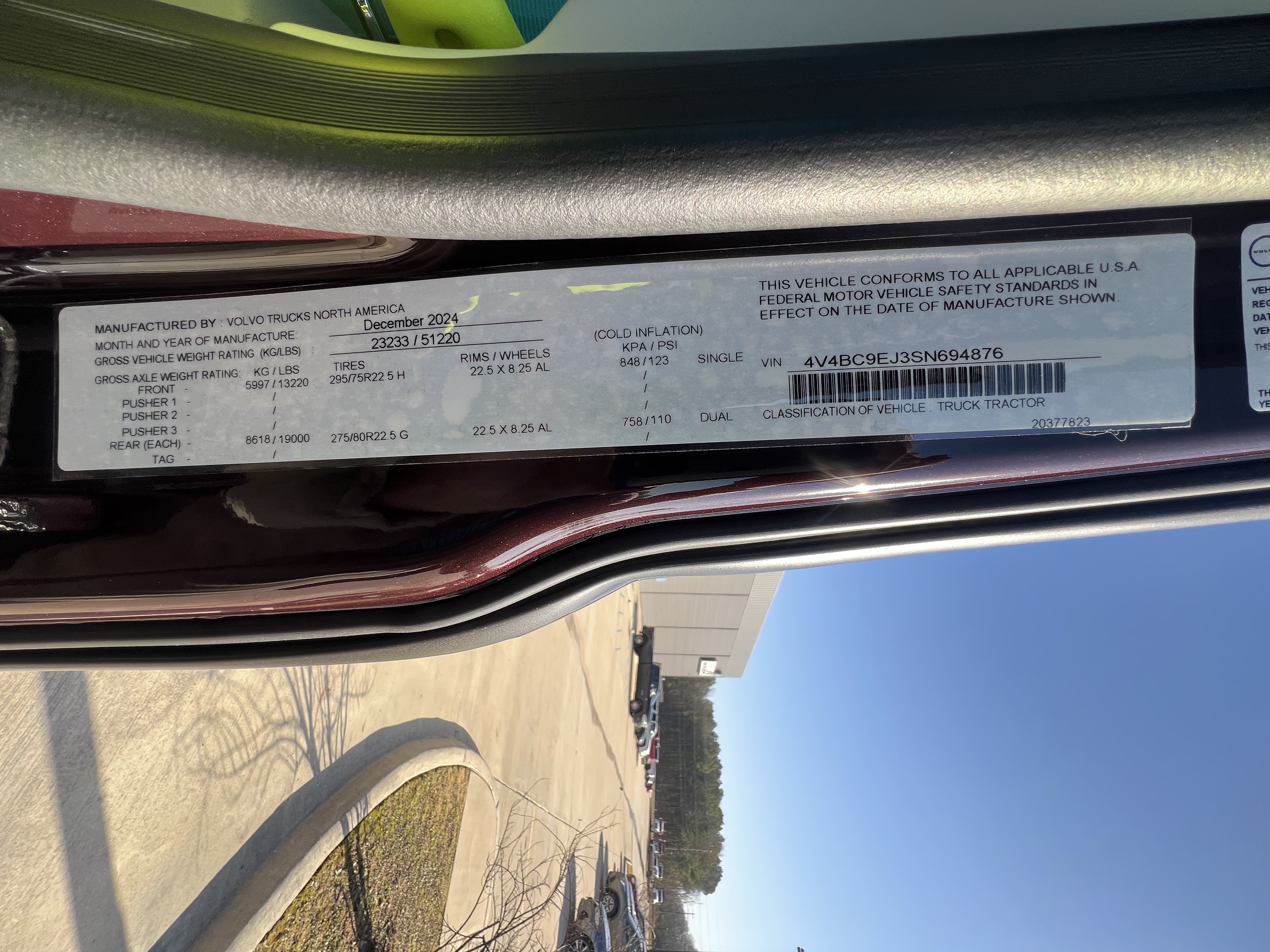 2025 Volvo - image 22