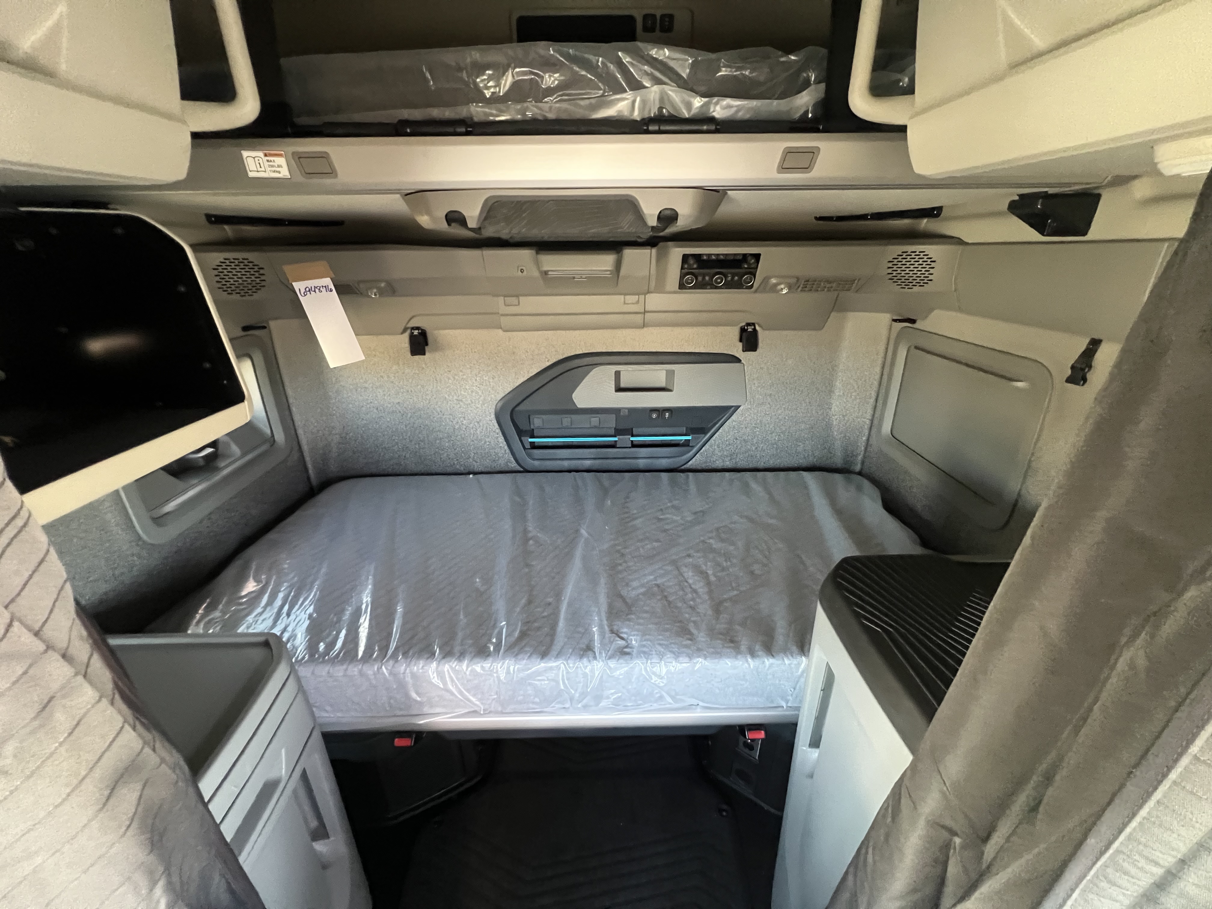 2025 Volvo - image 8