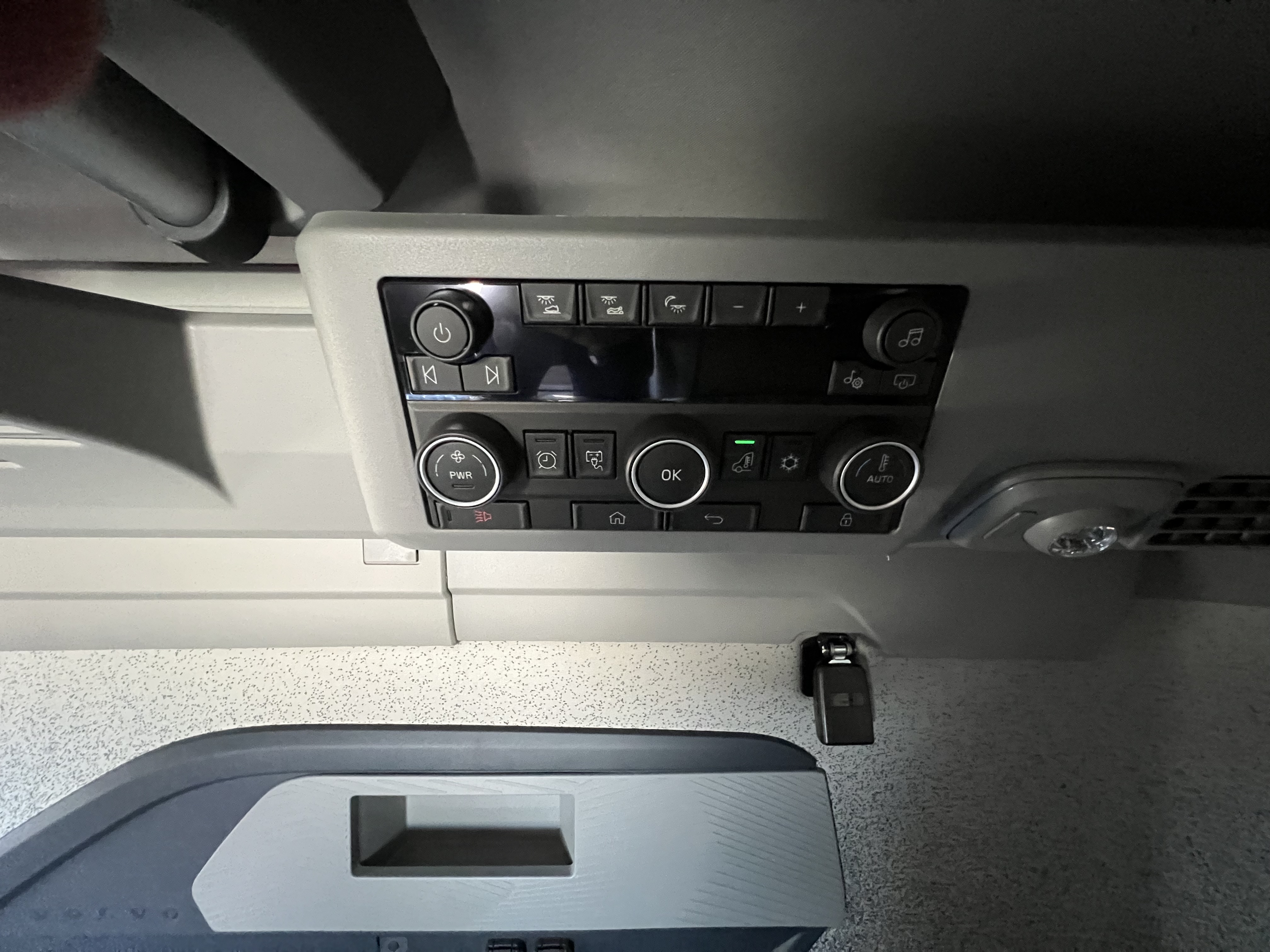 2025 Volvo - image 10