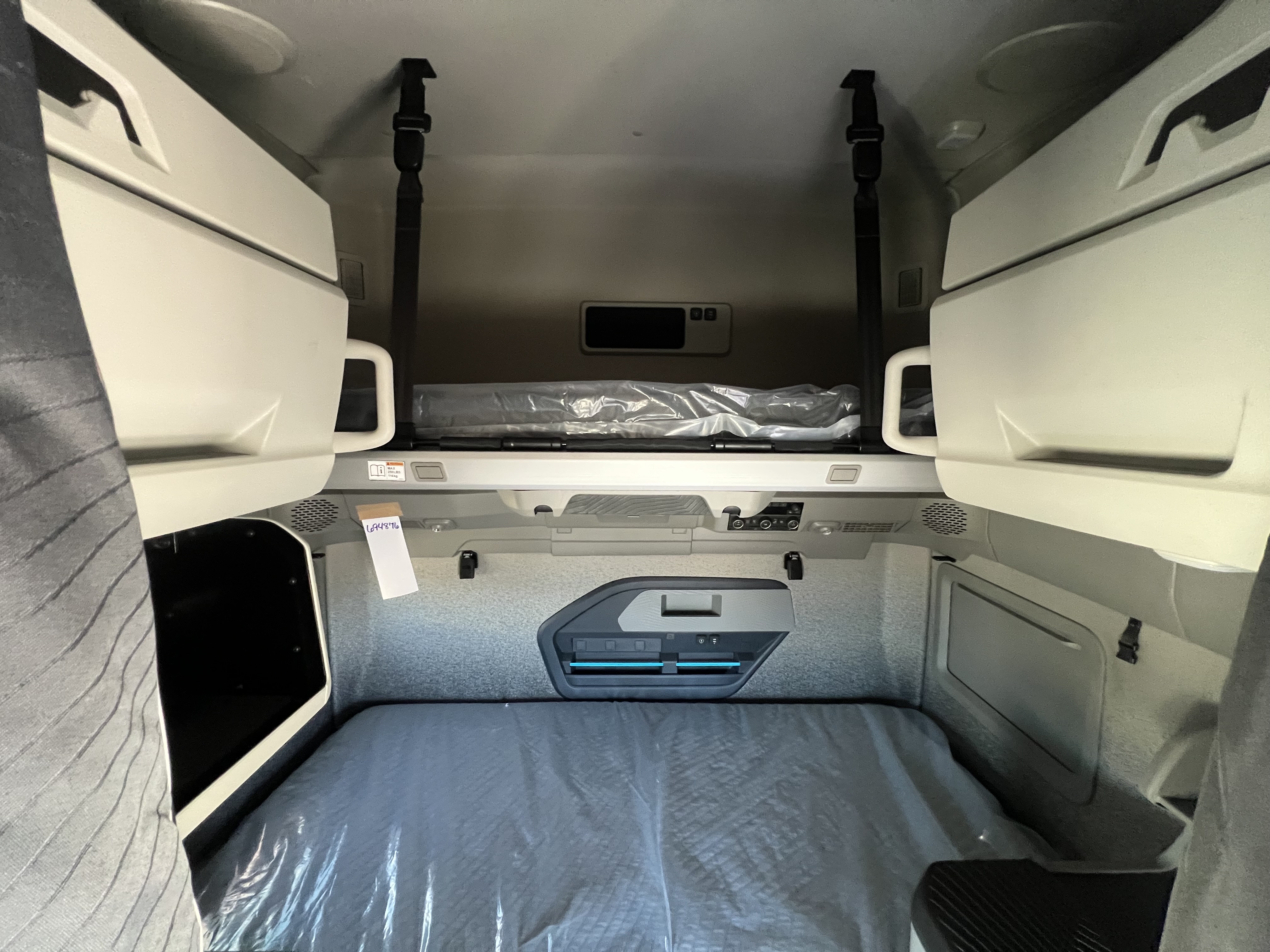 2025 Volvo - image 12