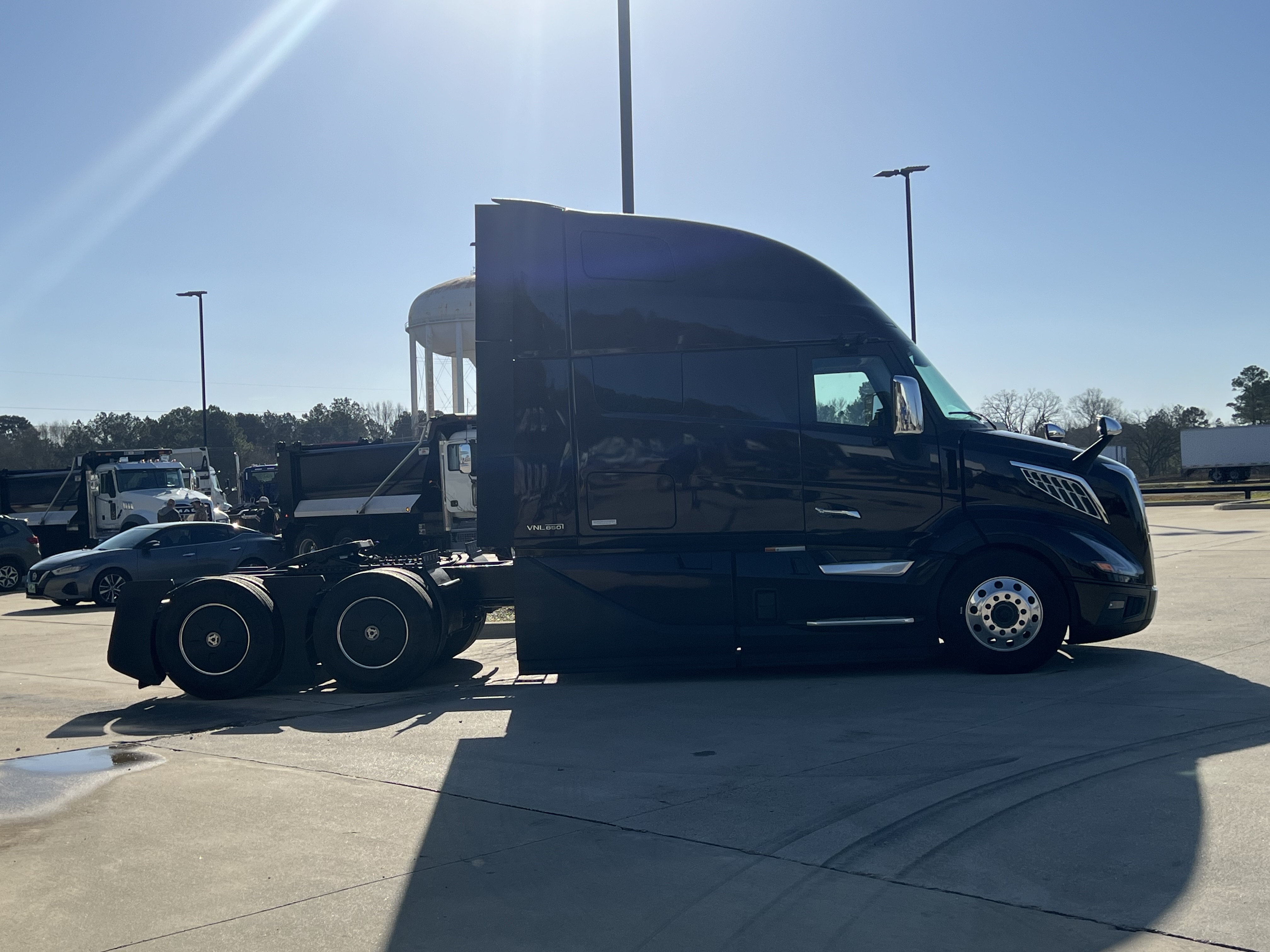 2025 Volvo - image 18