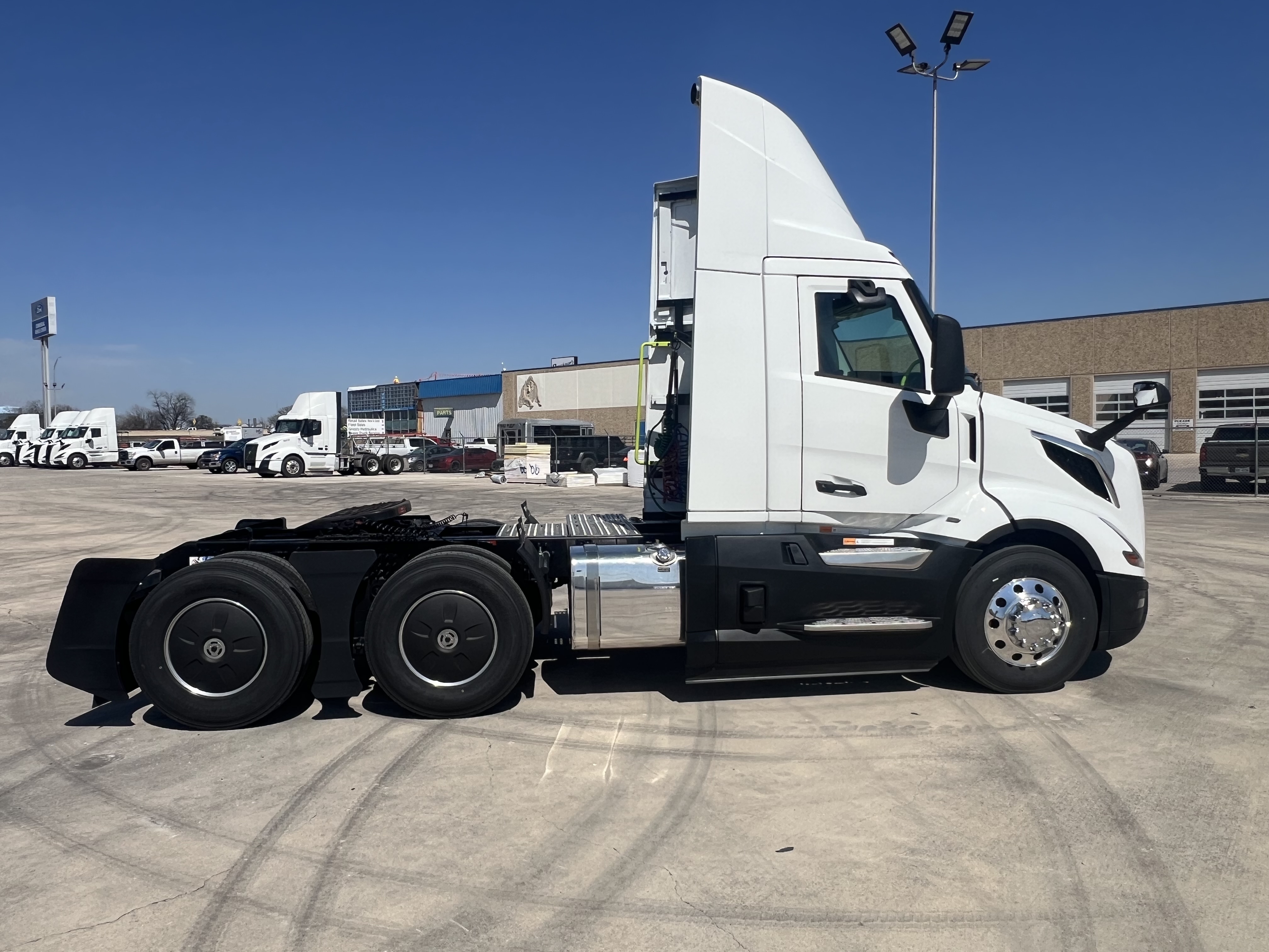 2025 Volvo - image 3