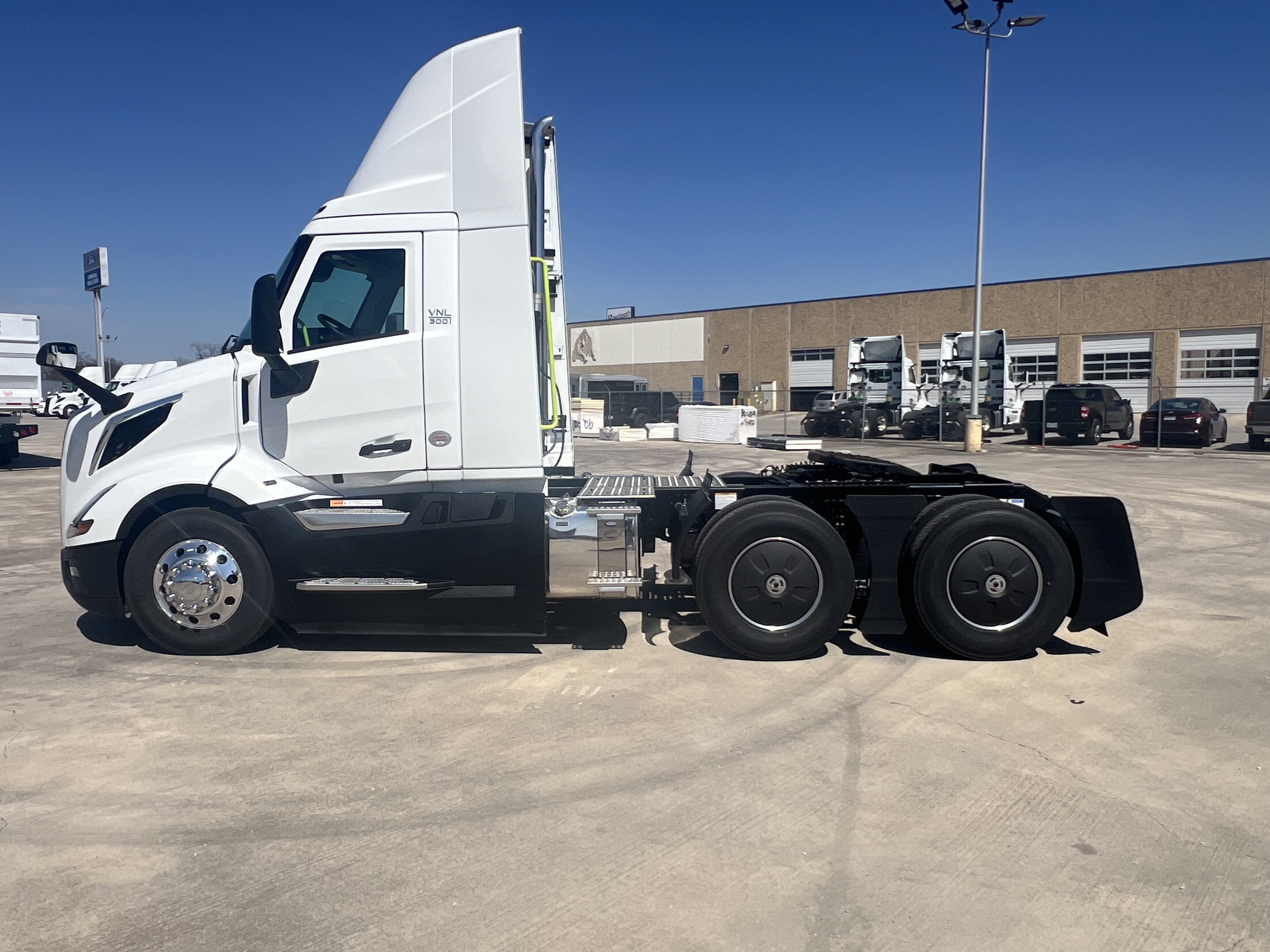 2025 Volvo - image 4