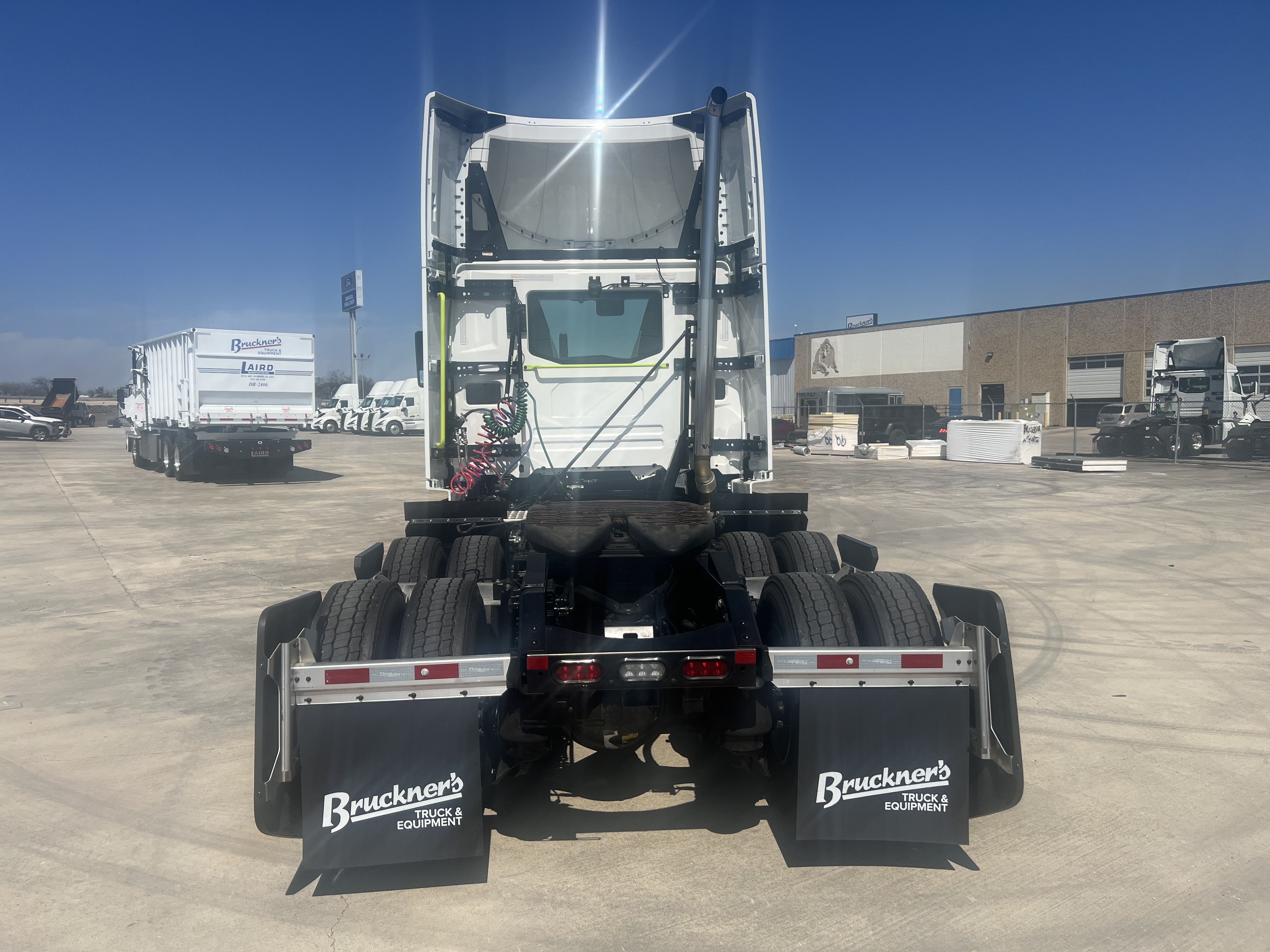 2025 Volvo - image 6