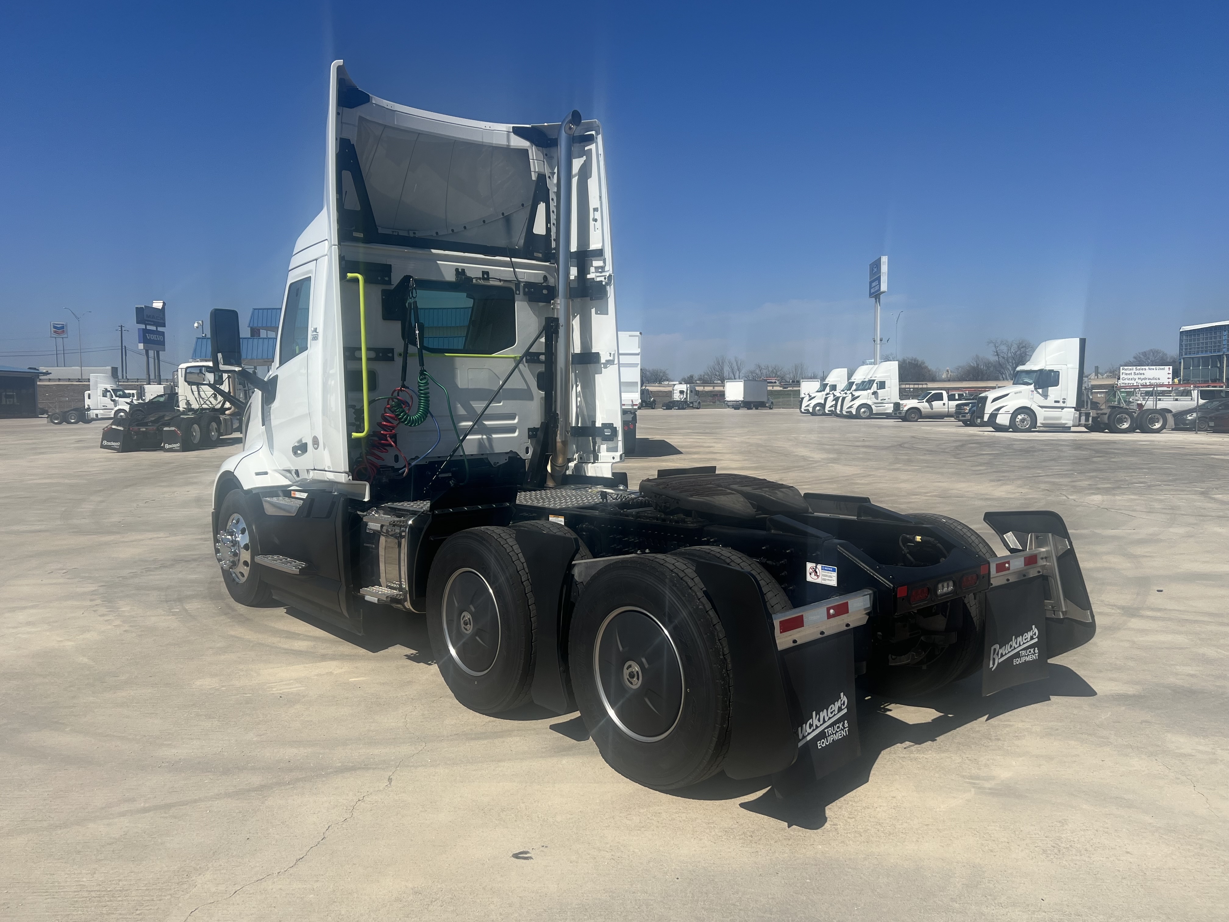 2025 Volvo - image 7