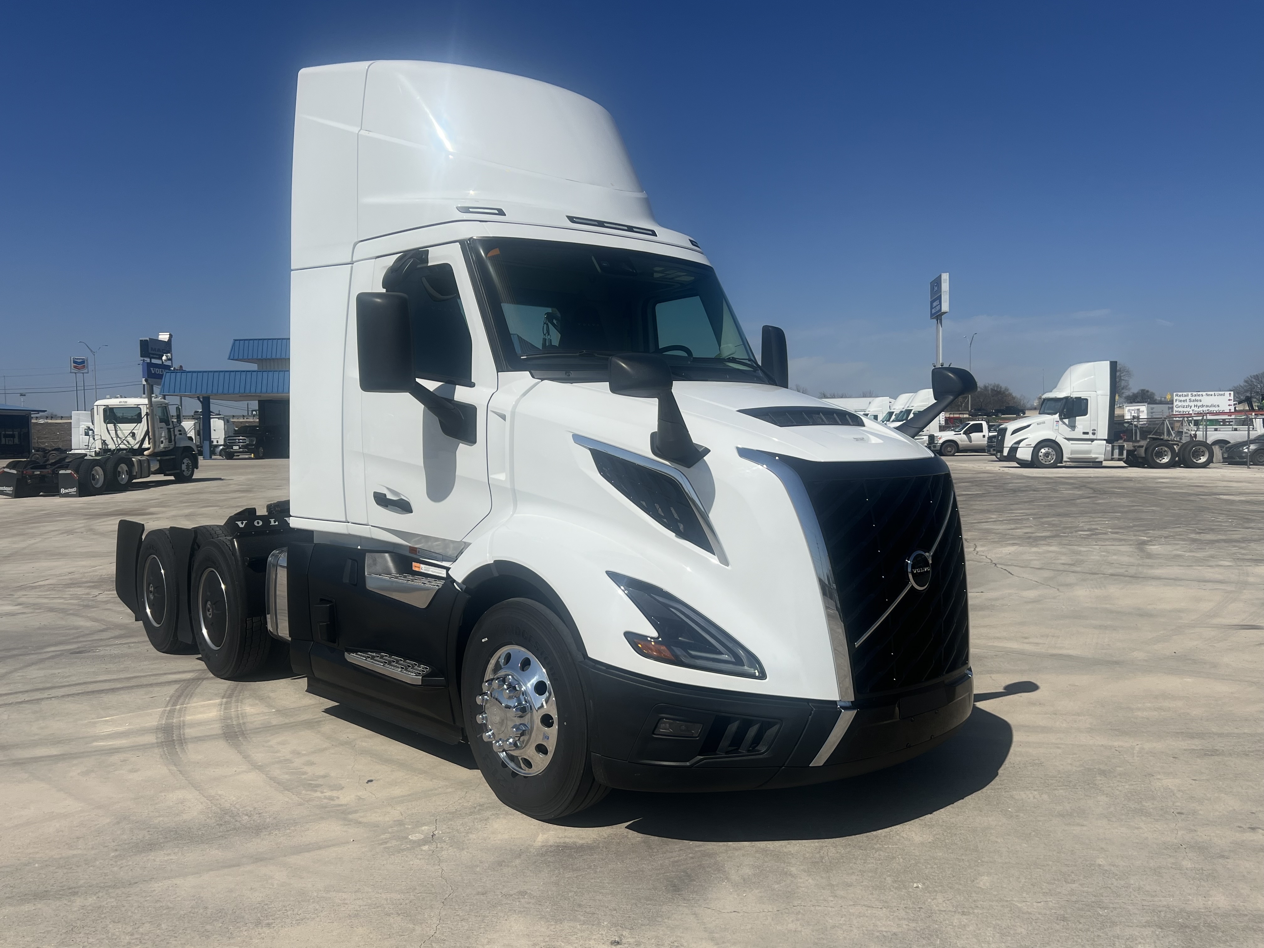 2025 Volvo - image 2