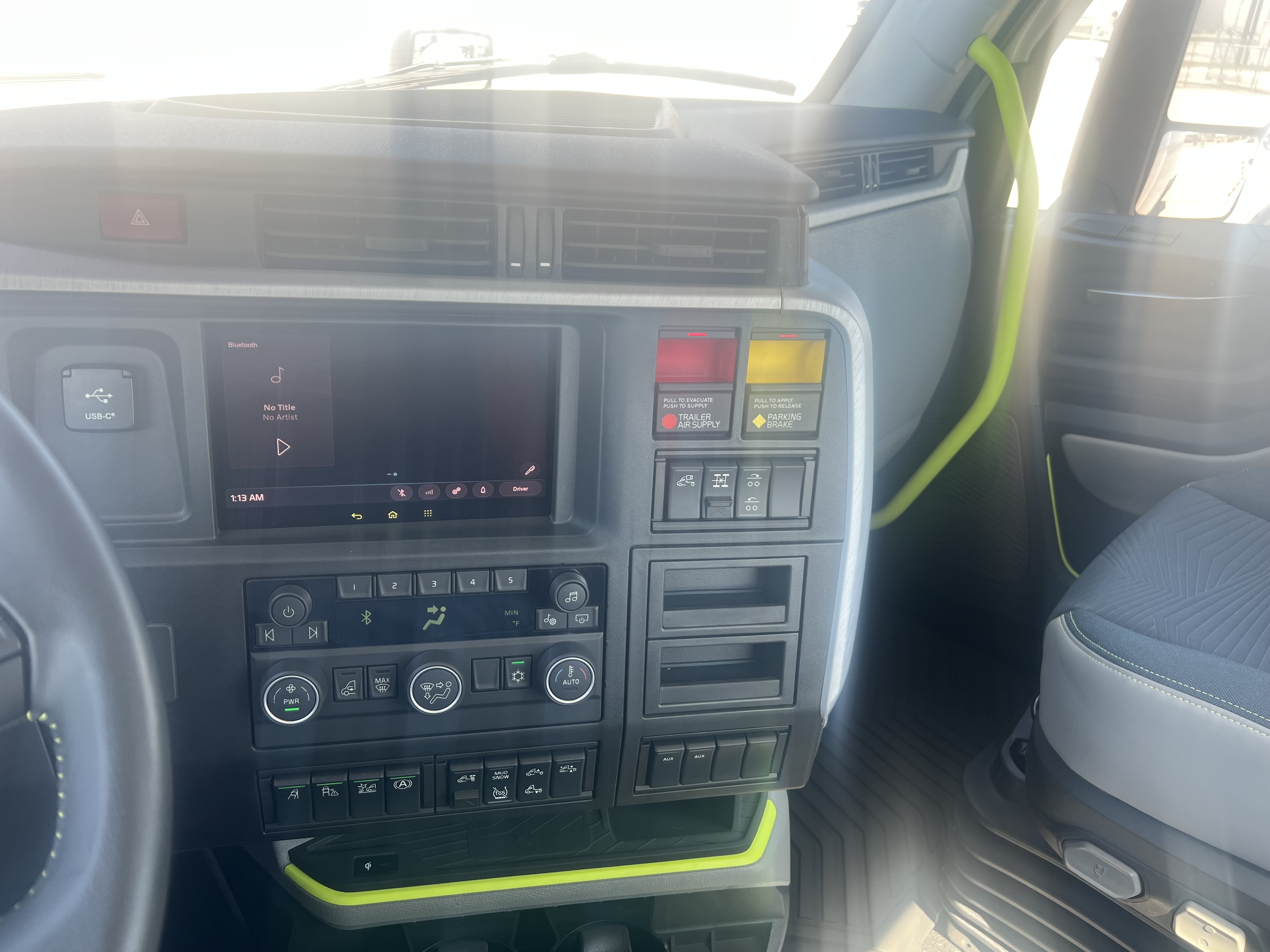 2025 Volvo - image 11