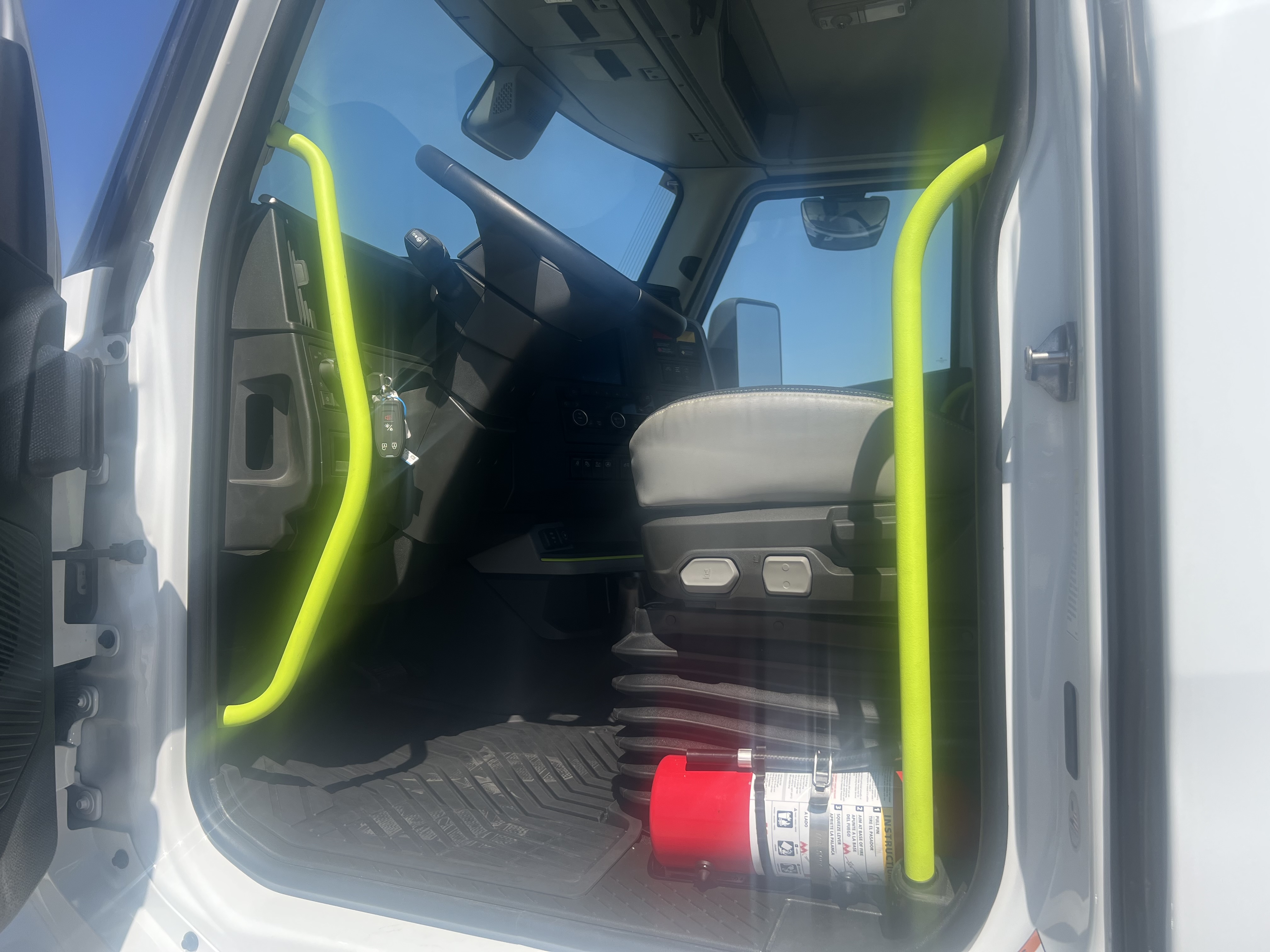 2025 Volvo - image 9