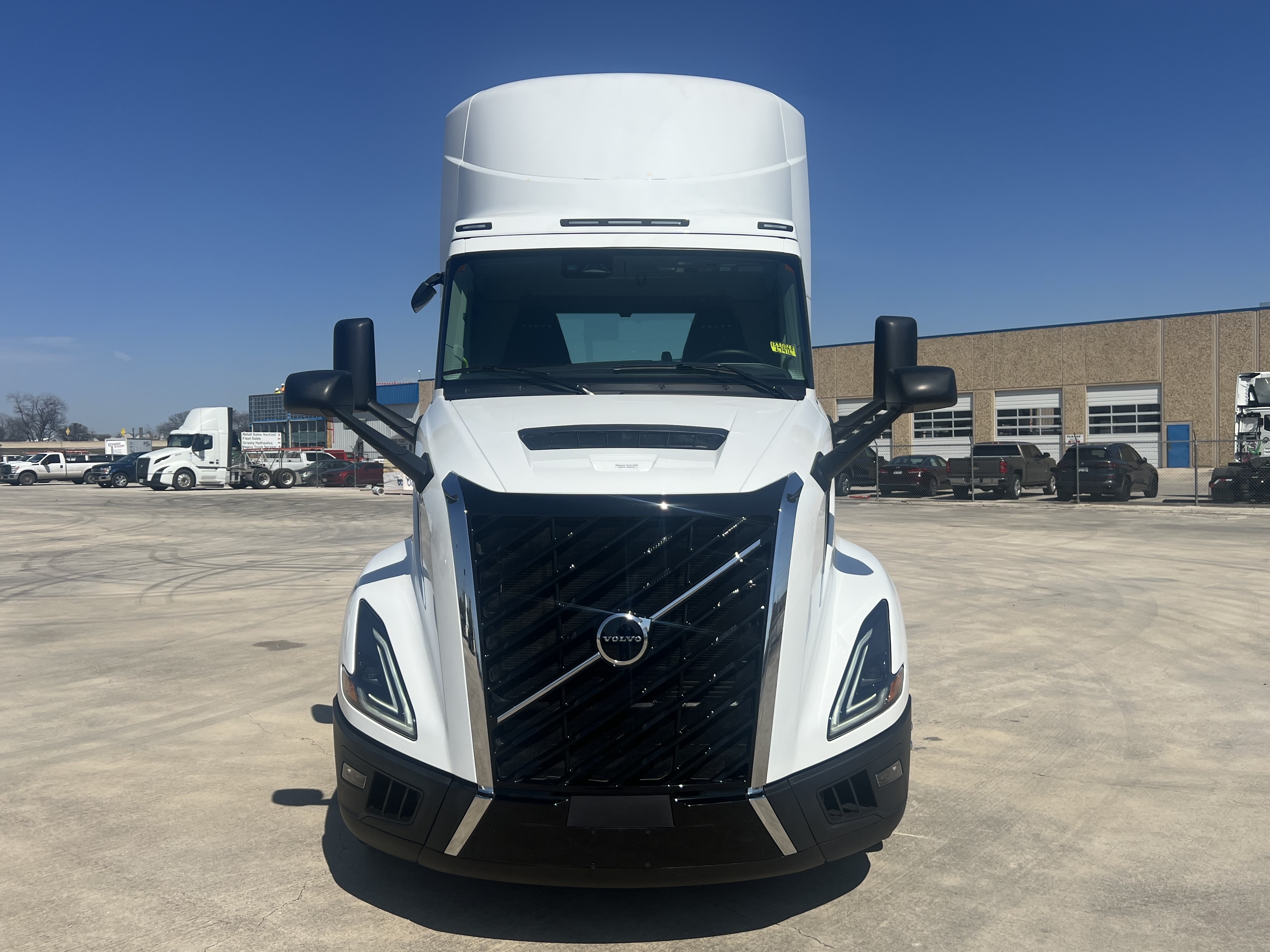 2025 Volvo - image 5