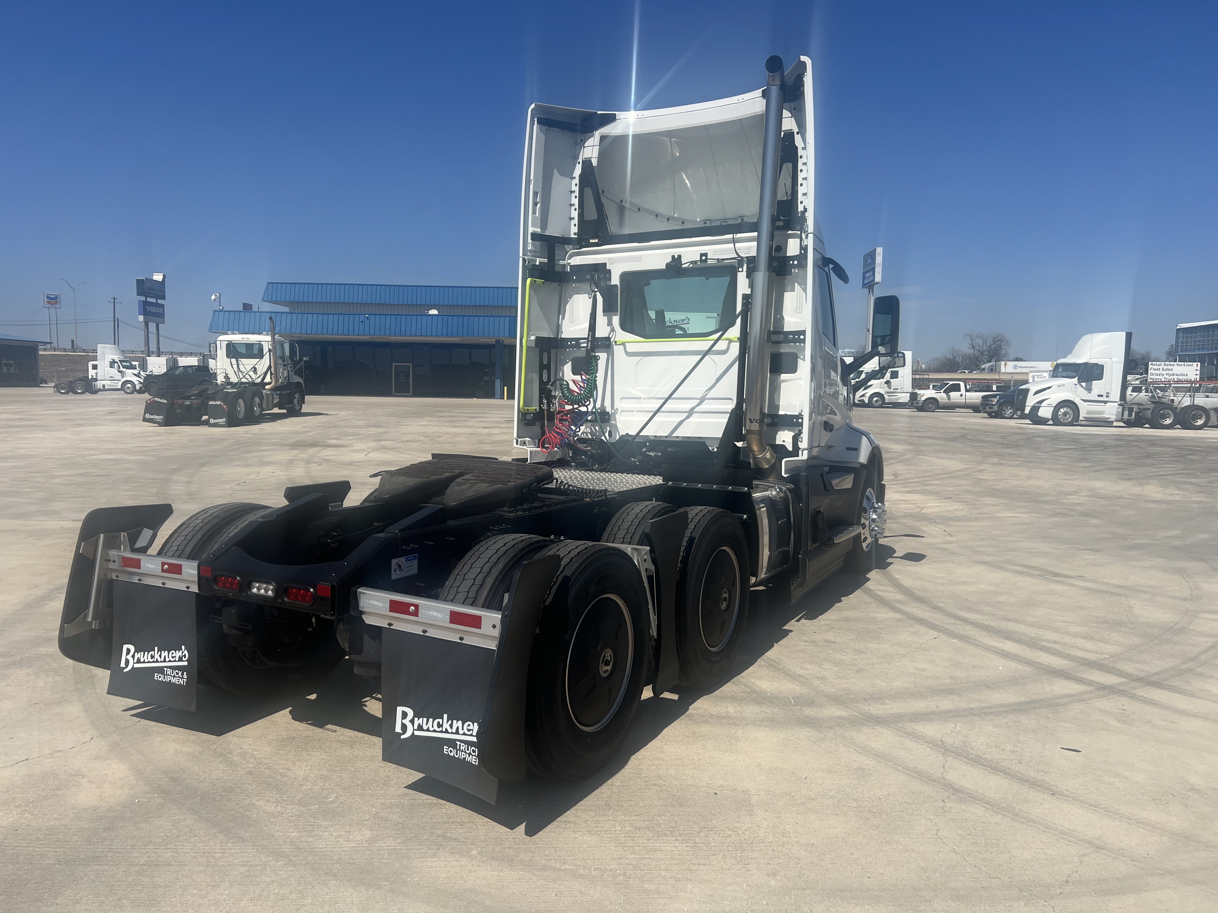 2025 Volvo - image 8