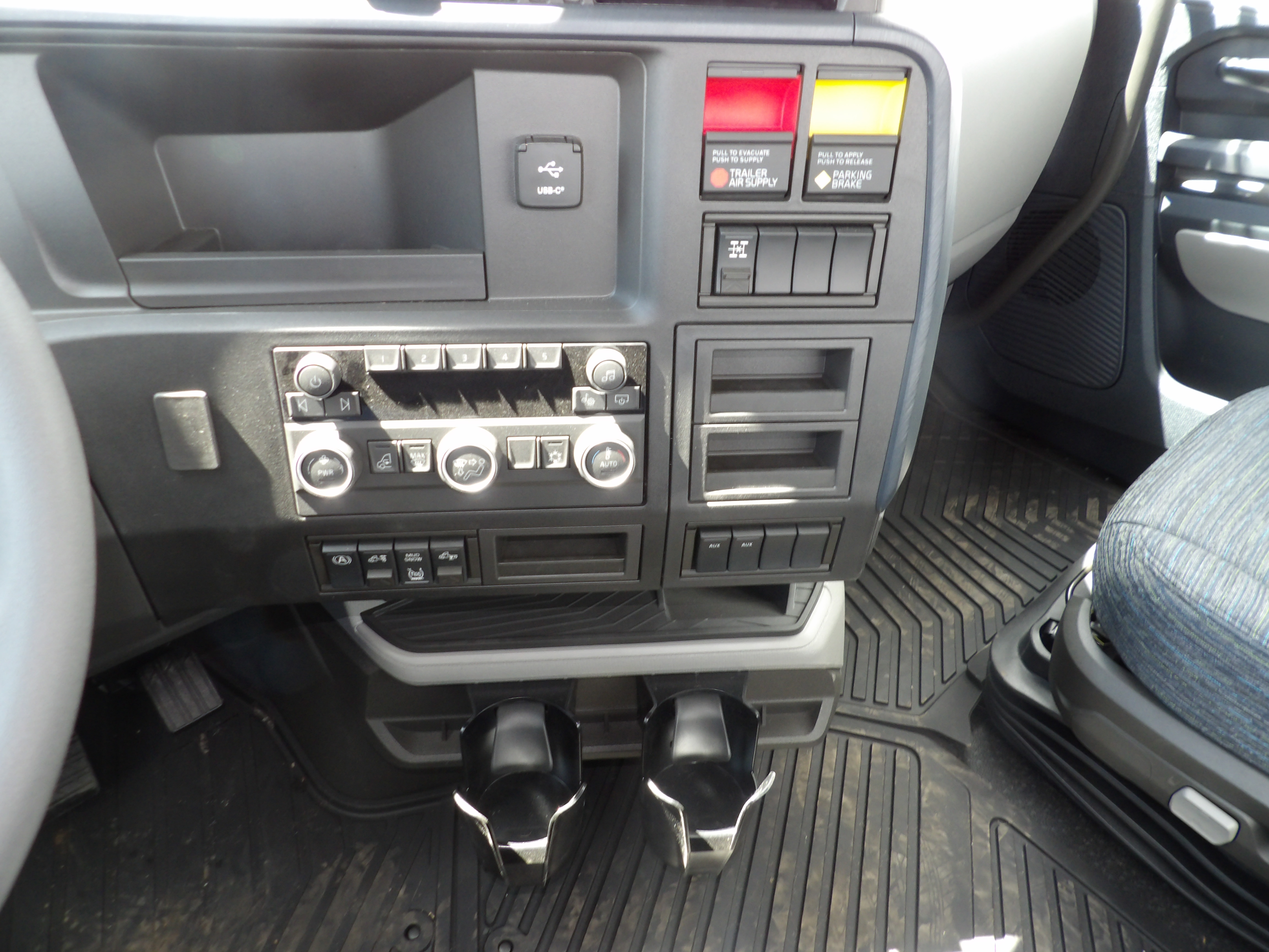 2025 Volvo - image 22