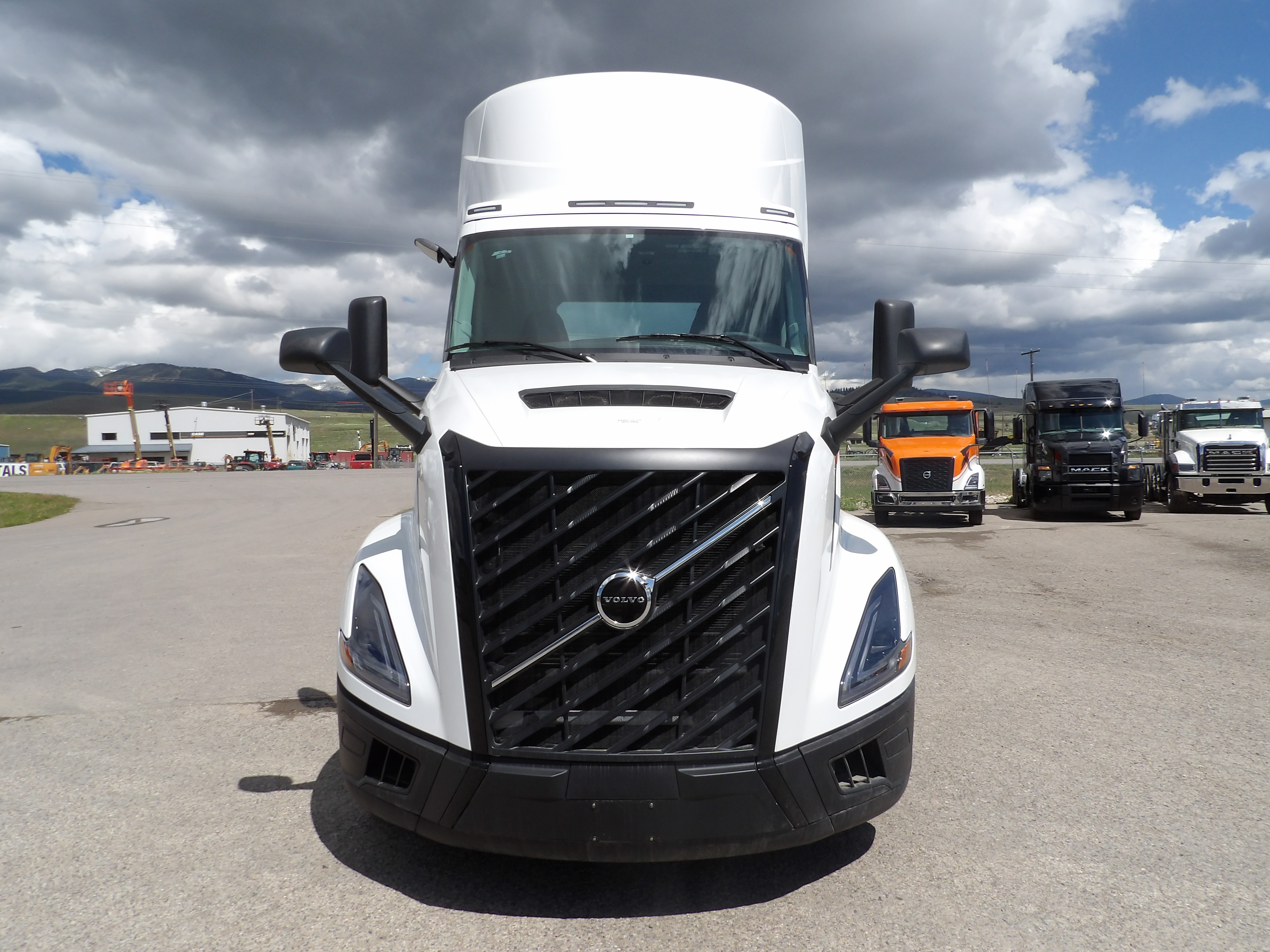 2025 Volvo - image 2