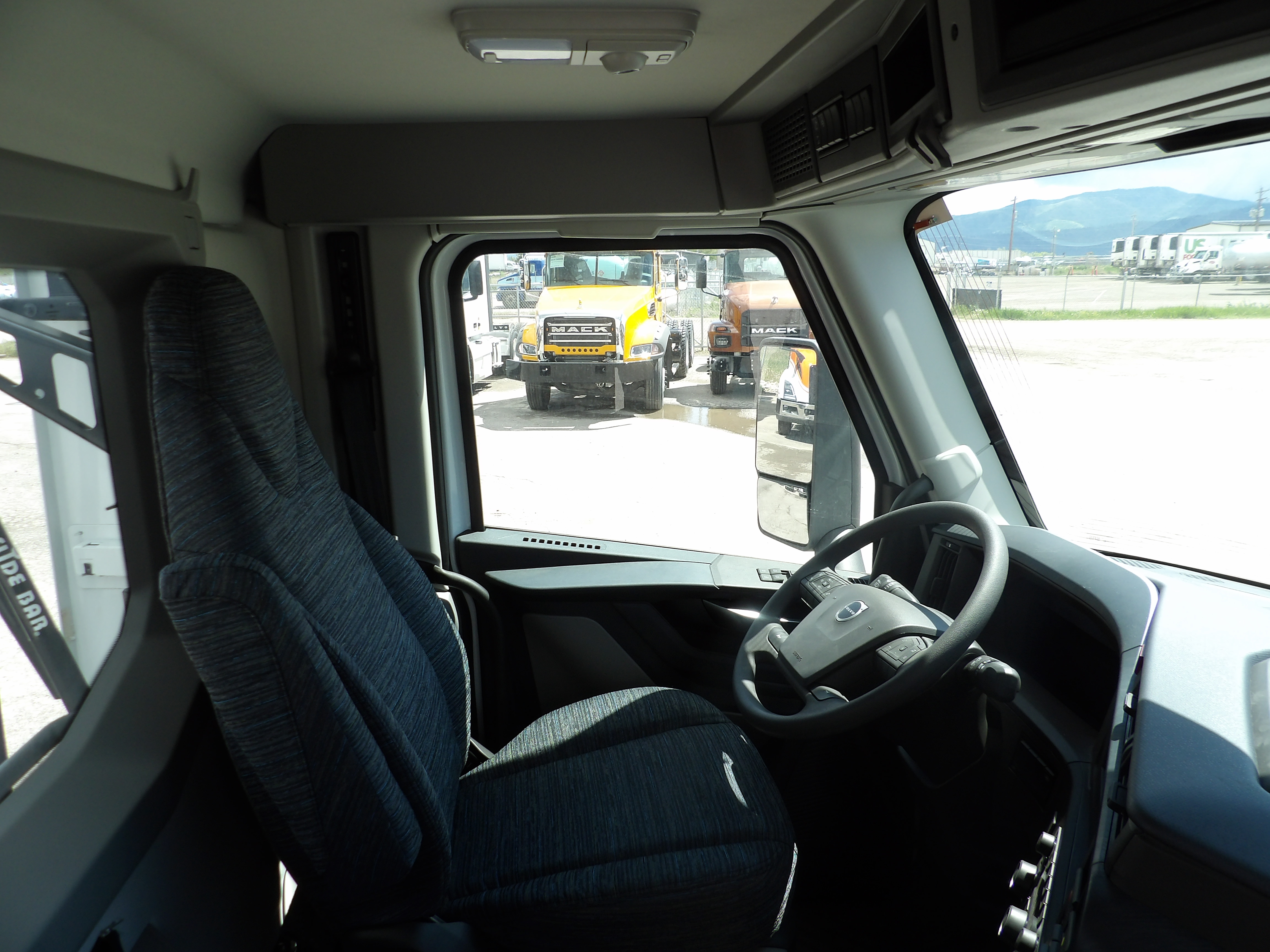 2025 Volvo - image 16