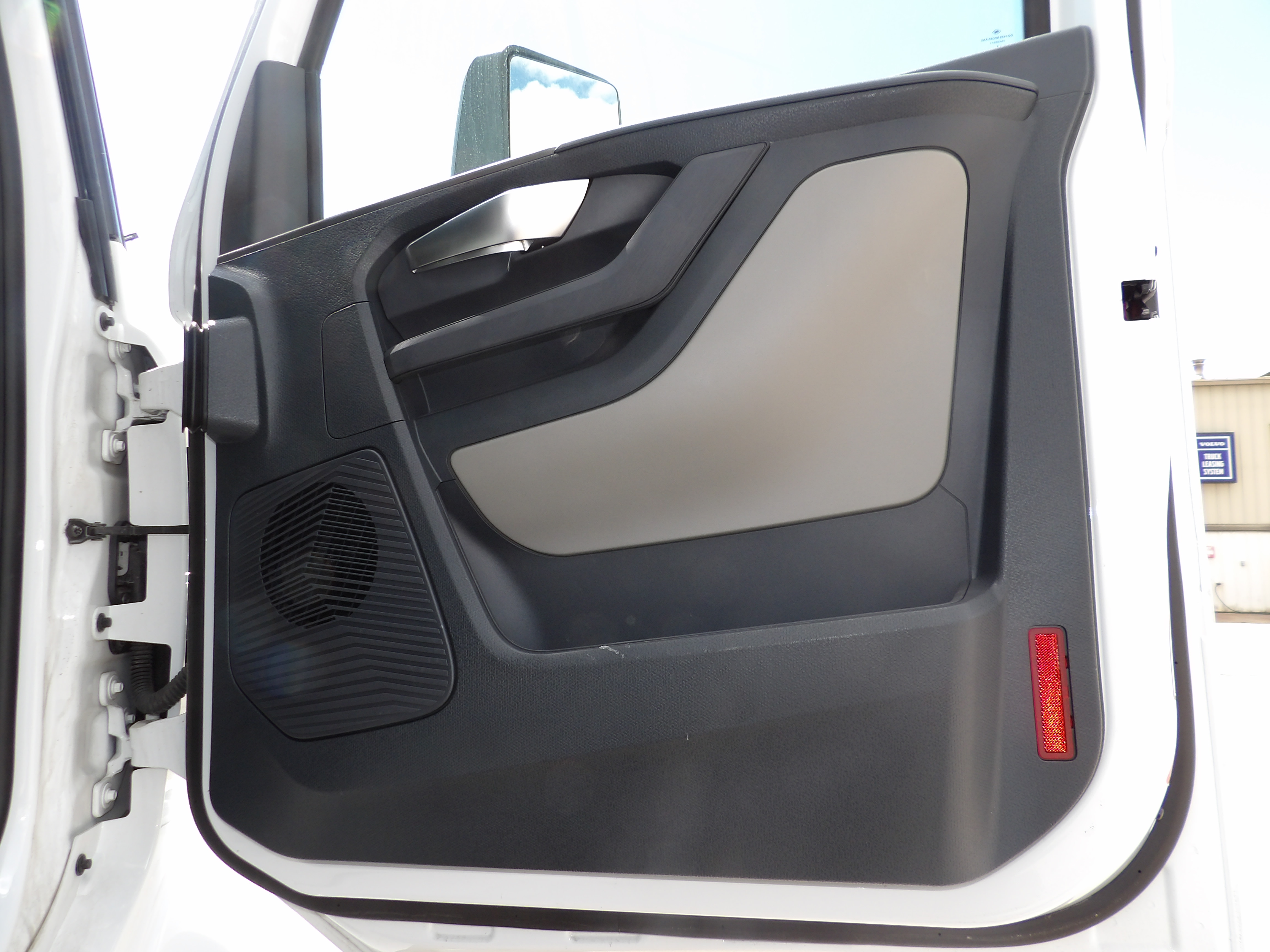 2025 Volvo - image 14