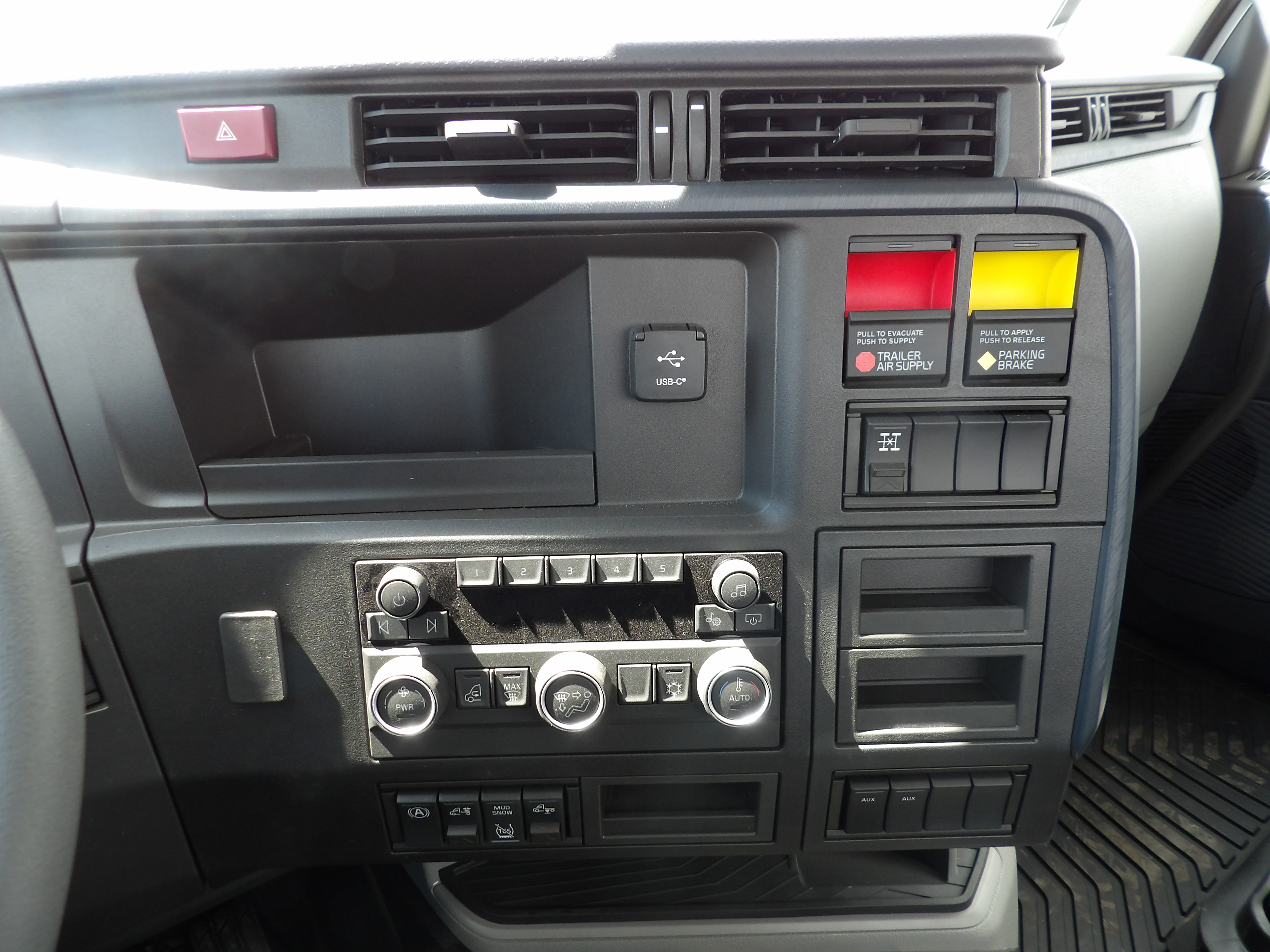 2025 Volvo - image 24